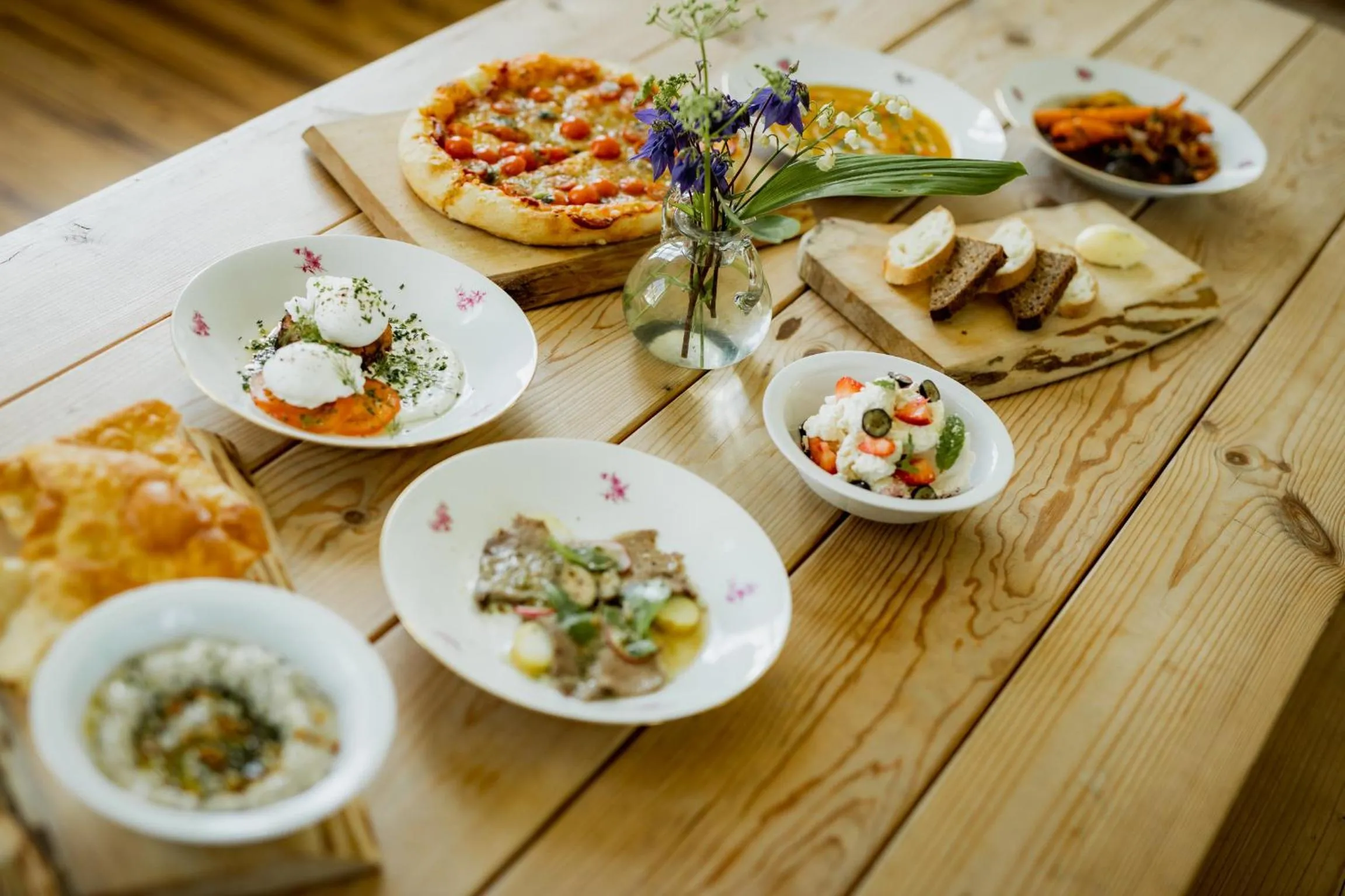 Restaurant/places to eat in Pilguse Residency