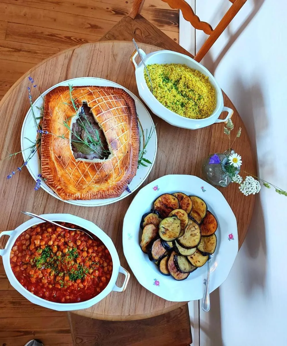 Restaurant/places to eat in Pilguse Residency