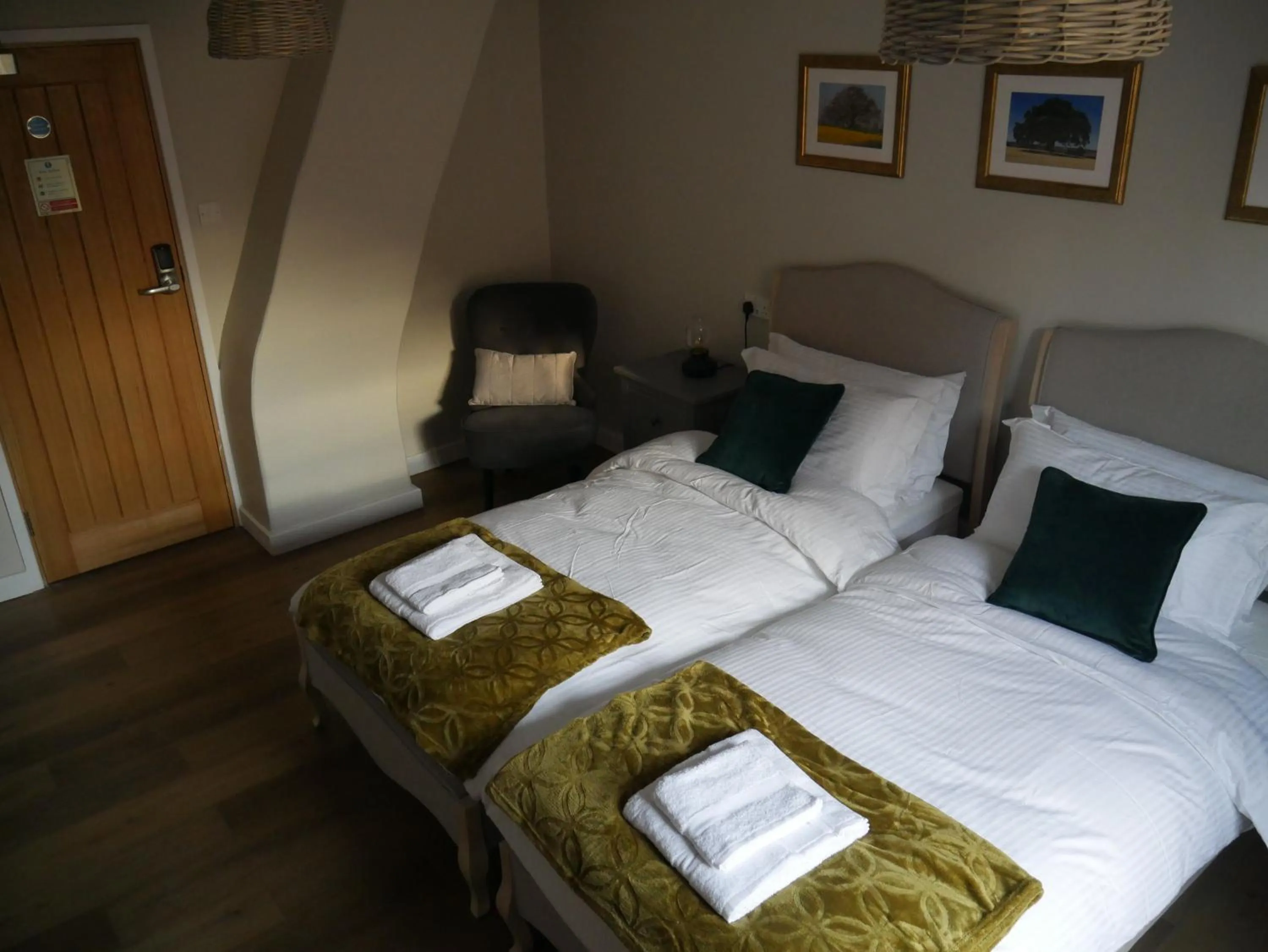 Bedroom, Bed in The Fox and Hounds