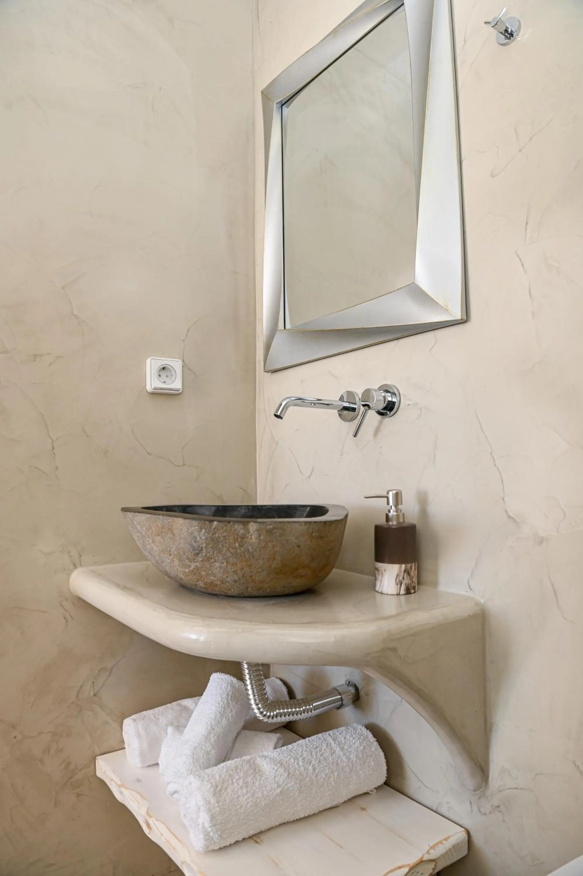 Bathroom in Vinas Place City Center