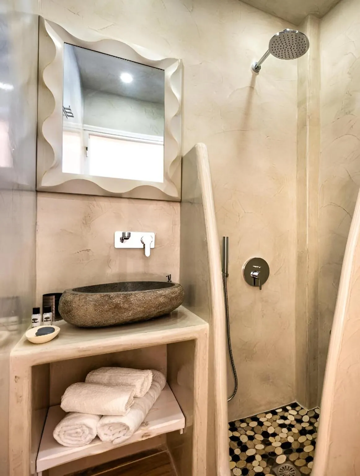 Shower in Vinas Place City Center