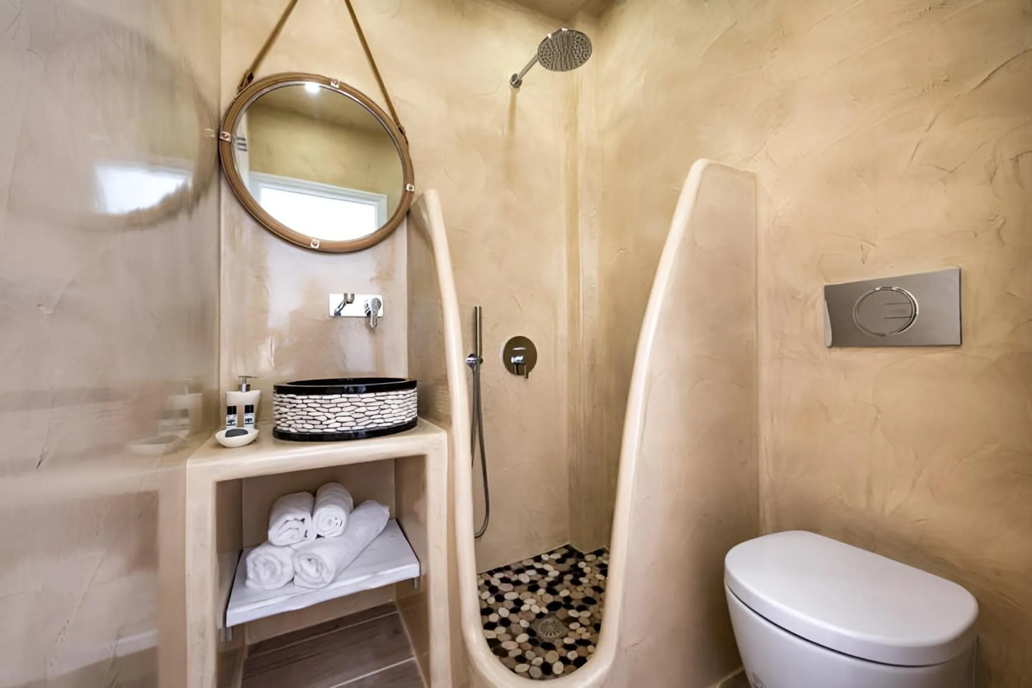 Shower in Vinas Place City Center