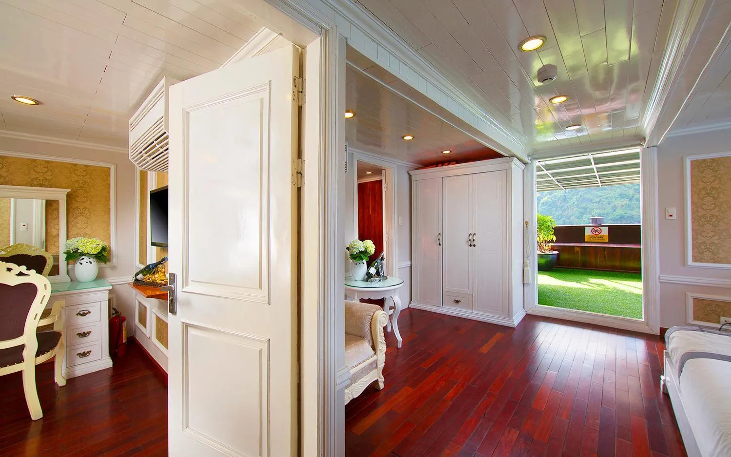 Bed in Signature Halong Cruise