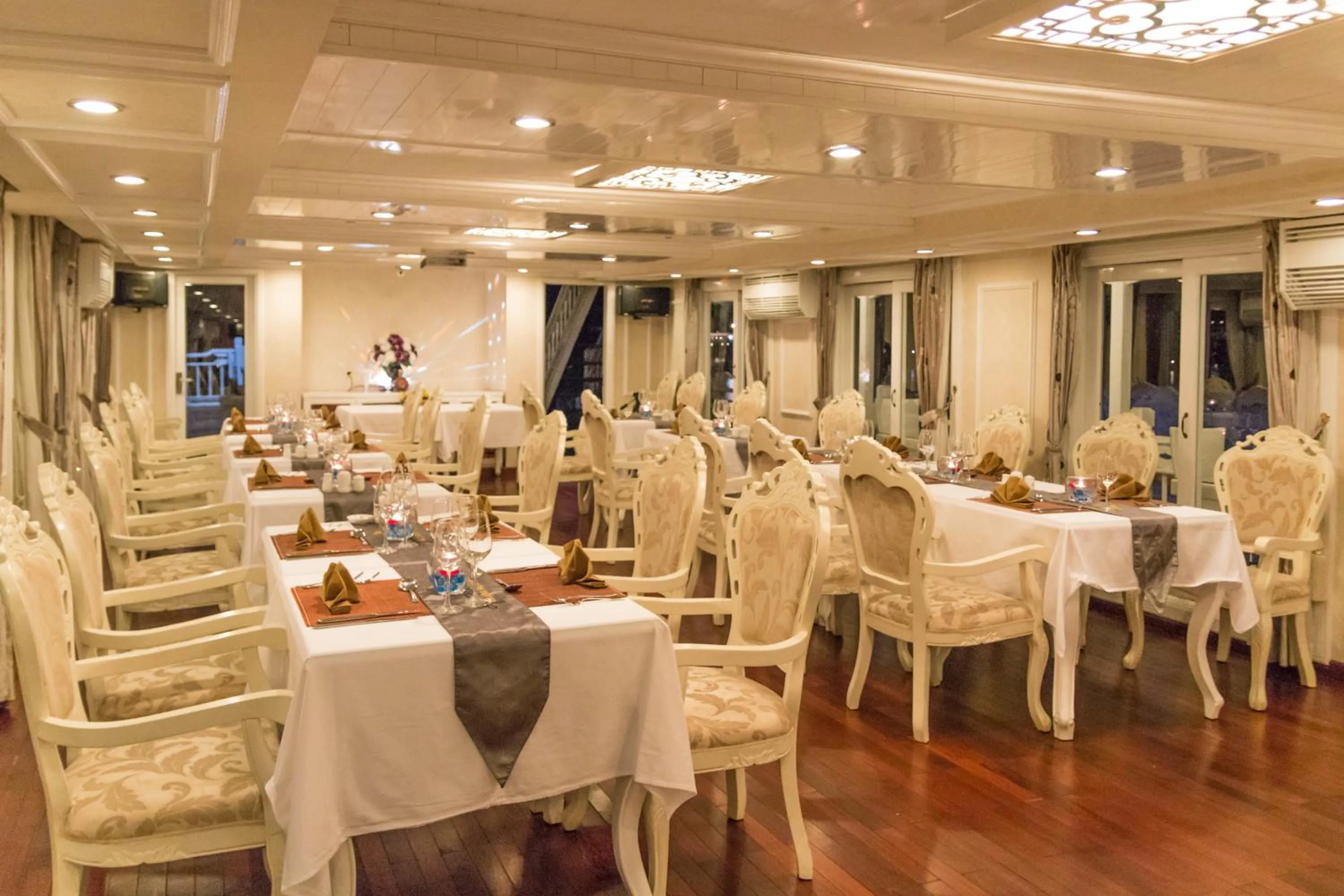 Restaurant/places to eat in Signature Halong Cruise