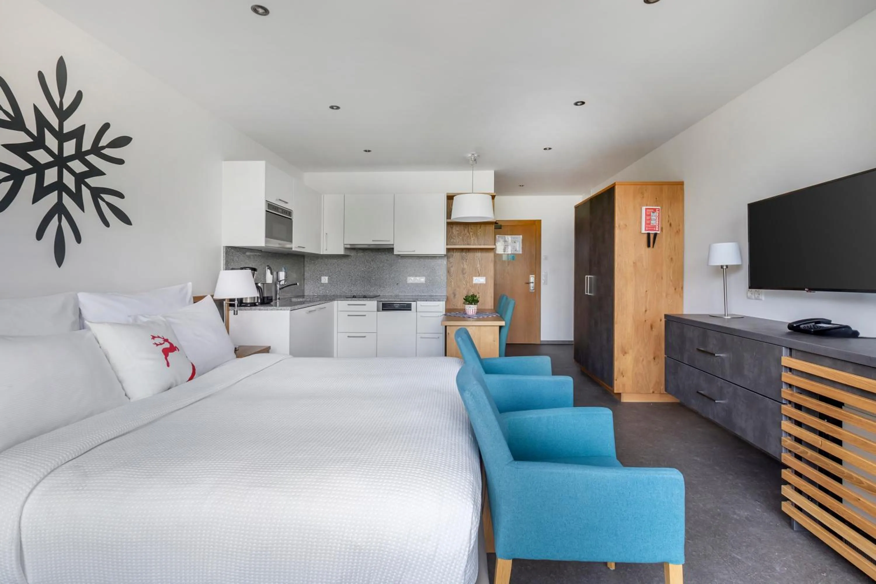 Kitchen or kitchenette, Bed in Alpine Club Resort