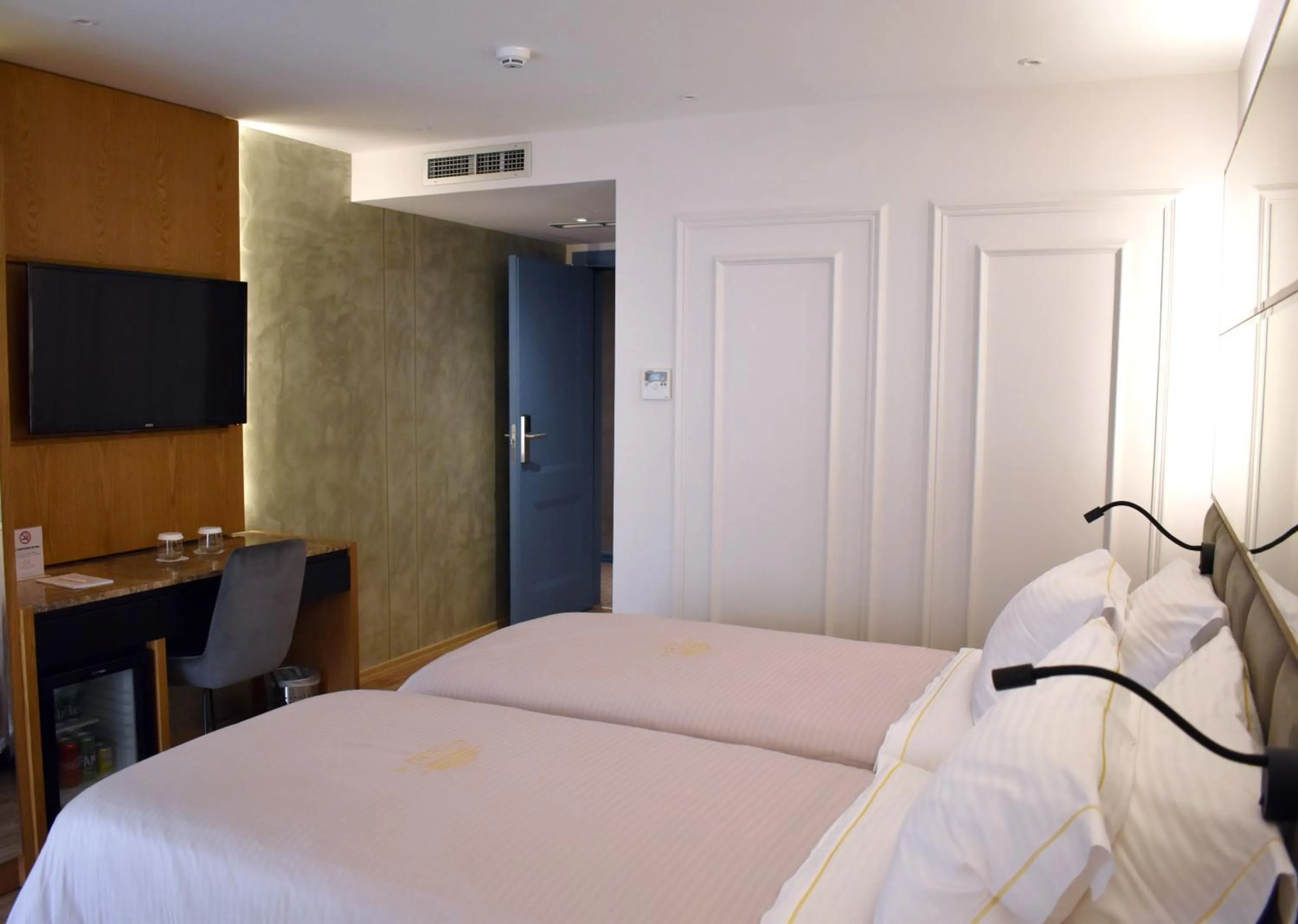 Communal lounge/ TV room, Bed in Giulia Albérgo Hotel