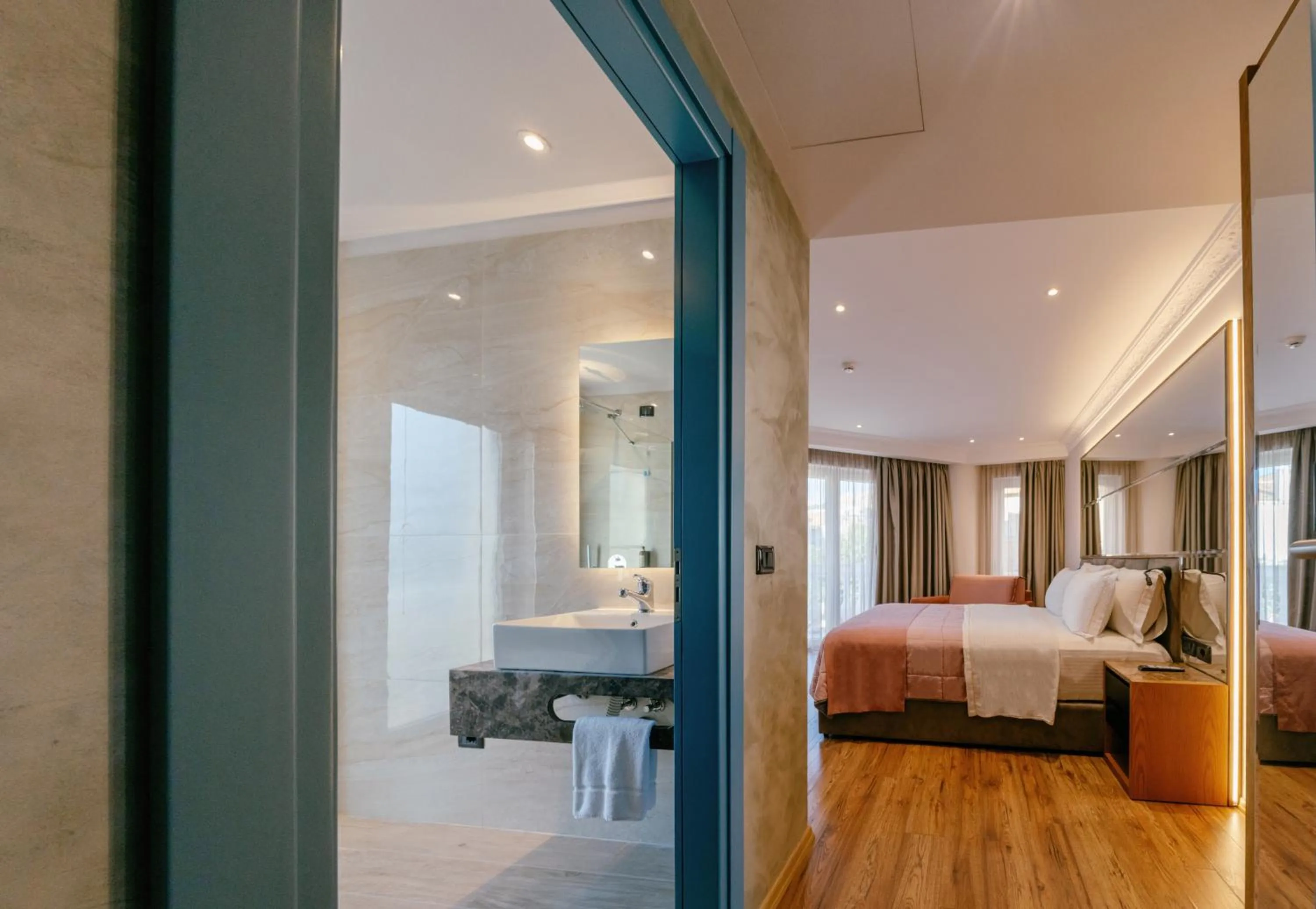 Photo of the whole room, Bed in Moenia Boutique Hotel