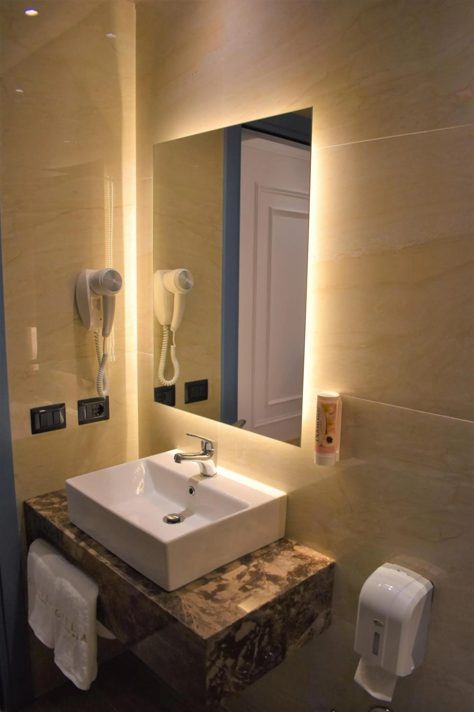 Bathroom in Giulia Albérgo Hotel