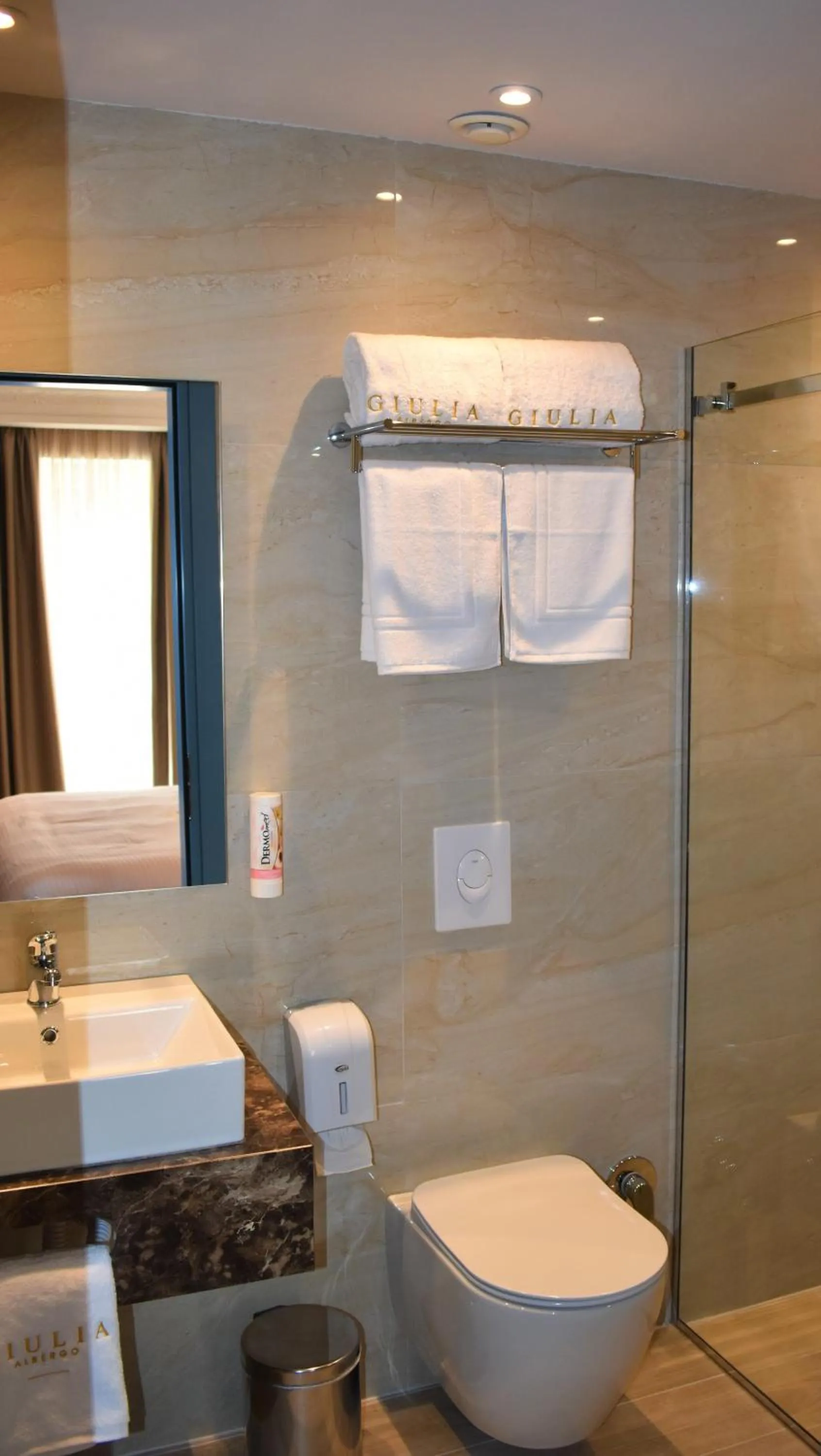 Bathroom in Giulia Albérgo Hotel