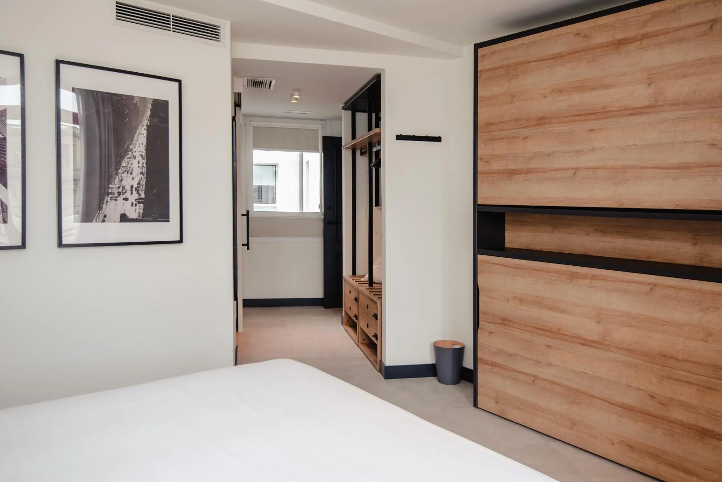 wardrobe, Bed in LATROUPE La Granja