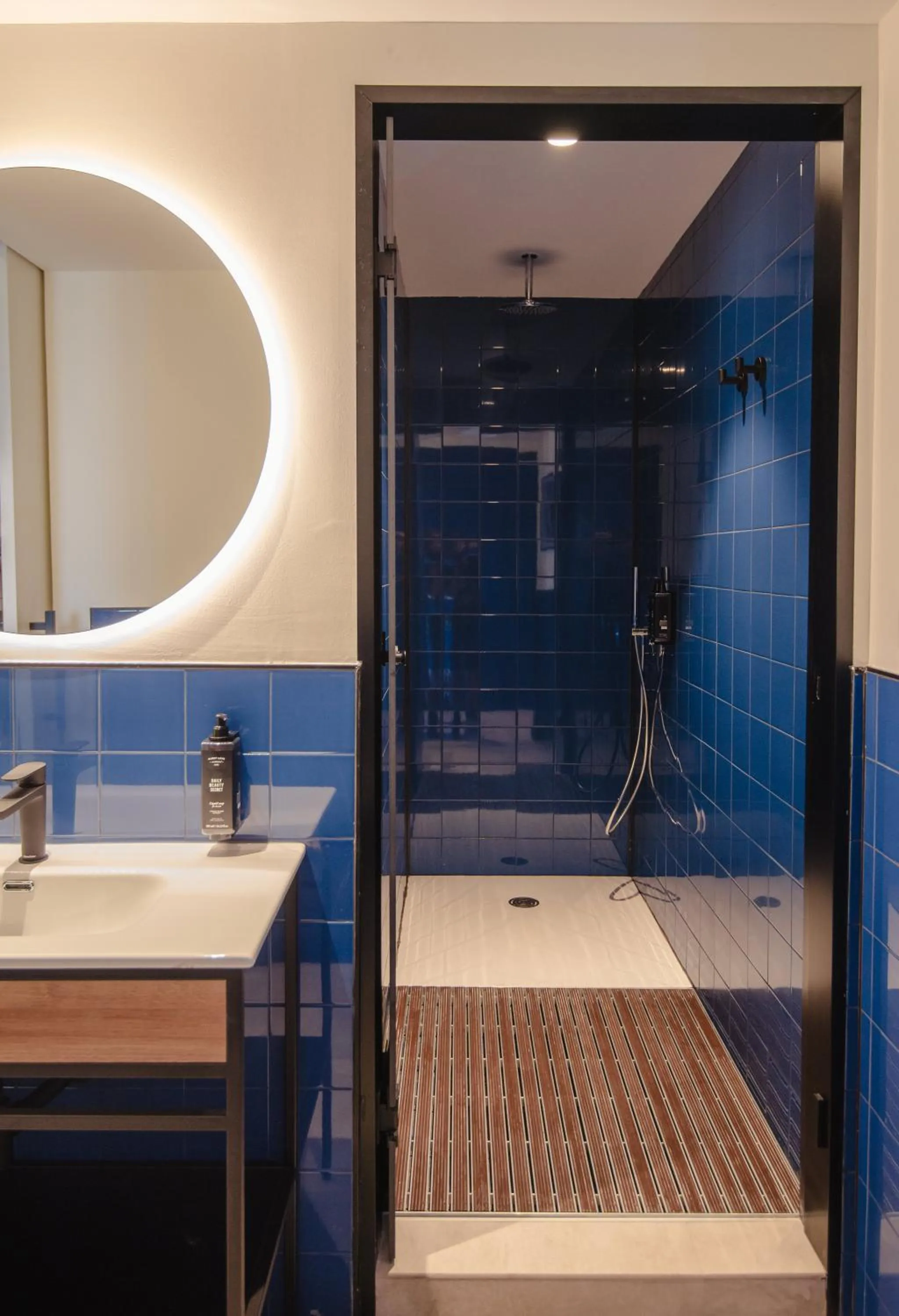 Shower in LATROUPE La Granja