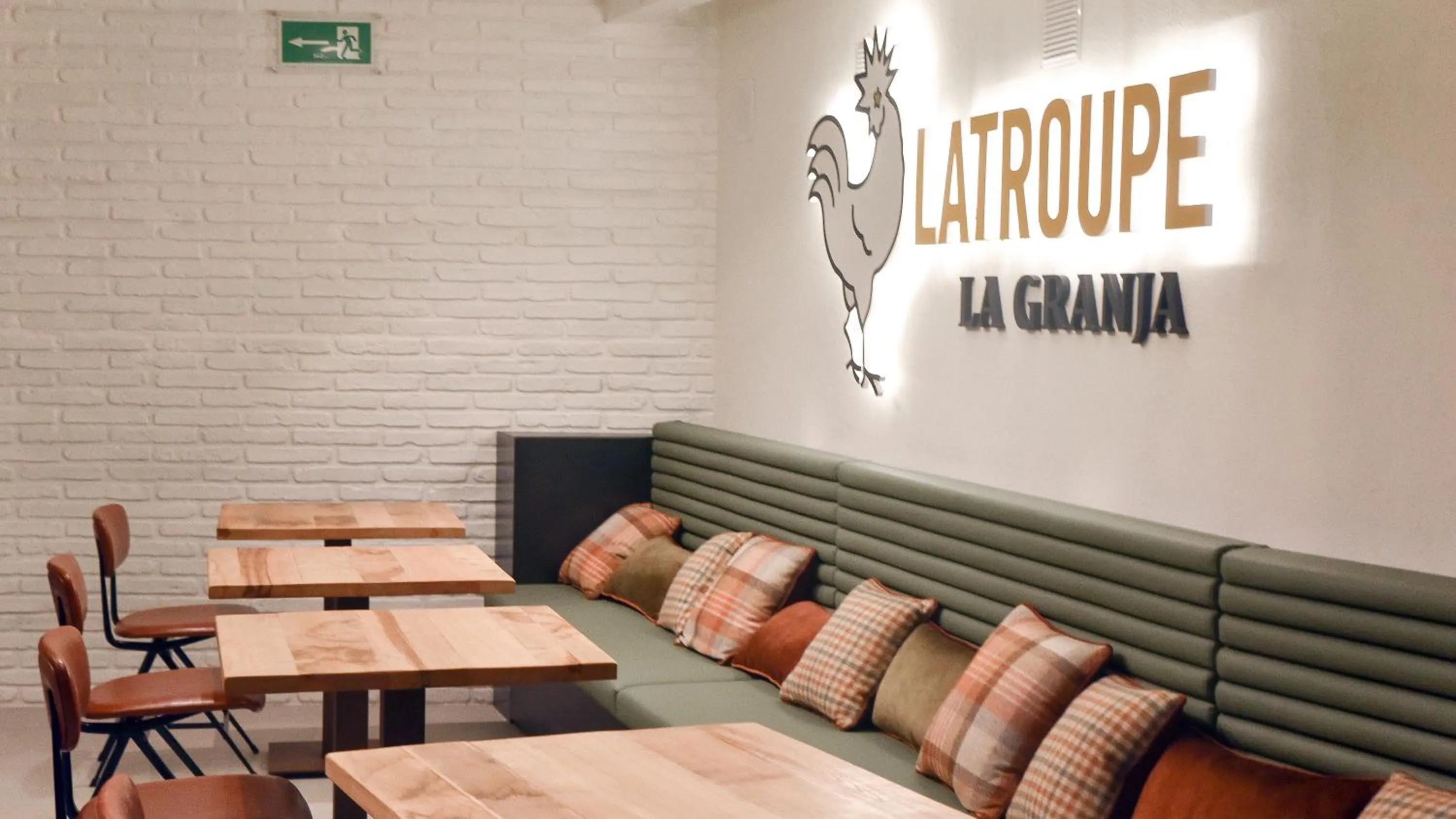Lounge or bar in LATROUPE La Granja