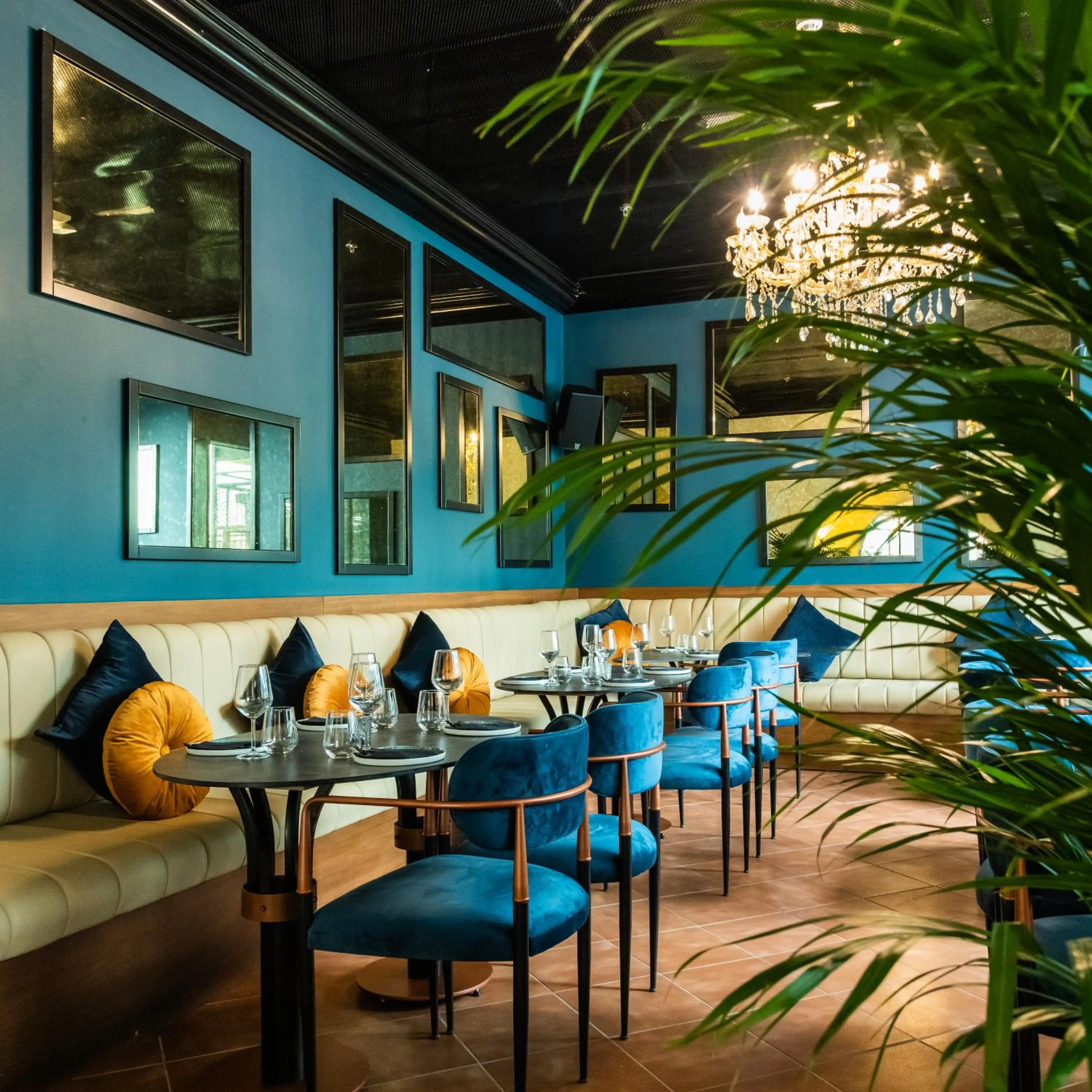 Restaurant/places to eat in Somerset West Bay Doha