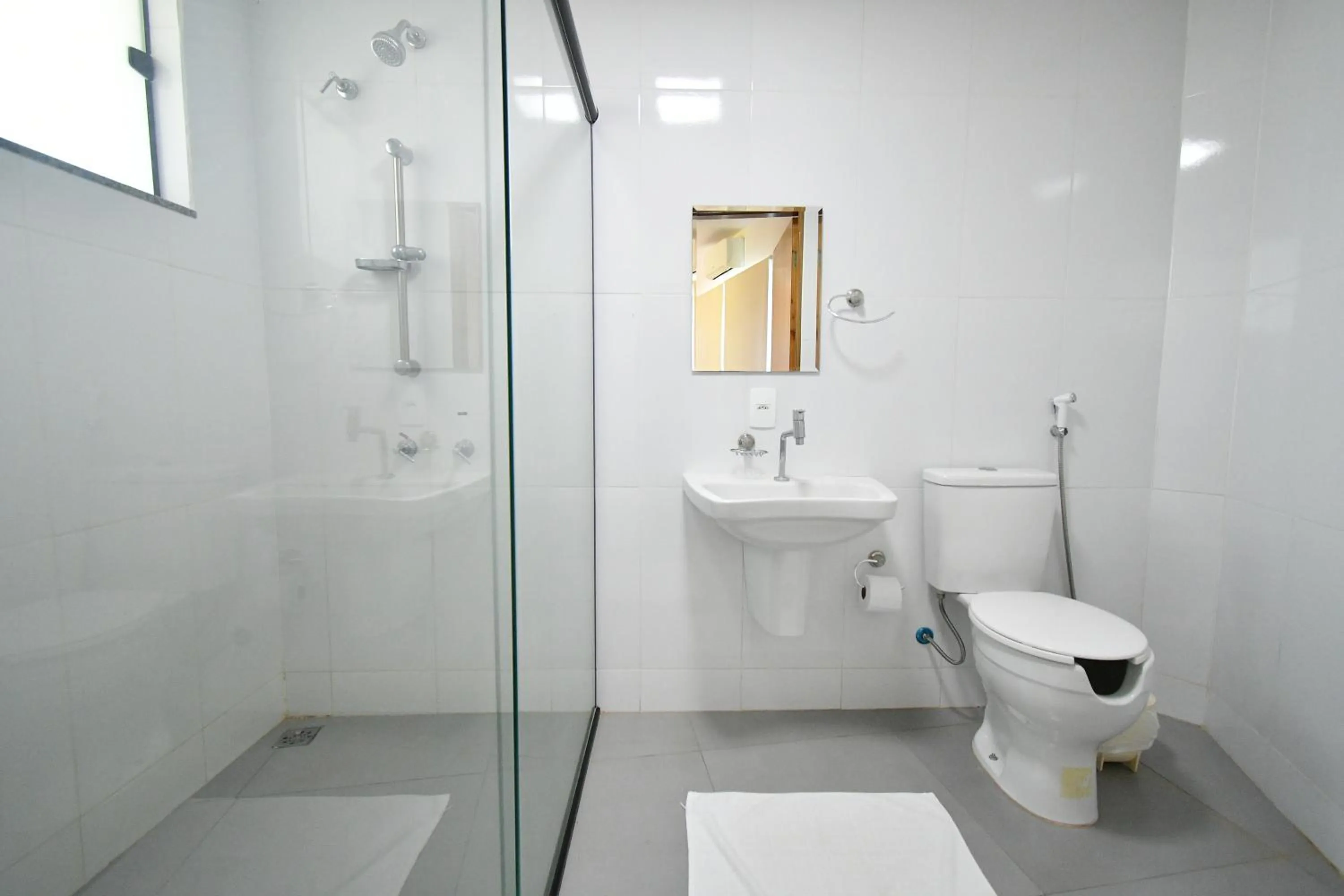 Shower in Hotel Morro De Santo Agostinho