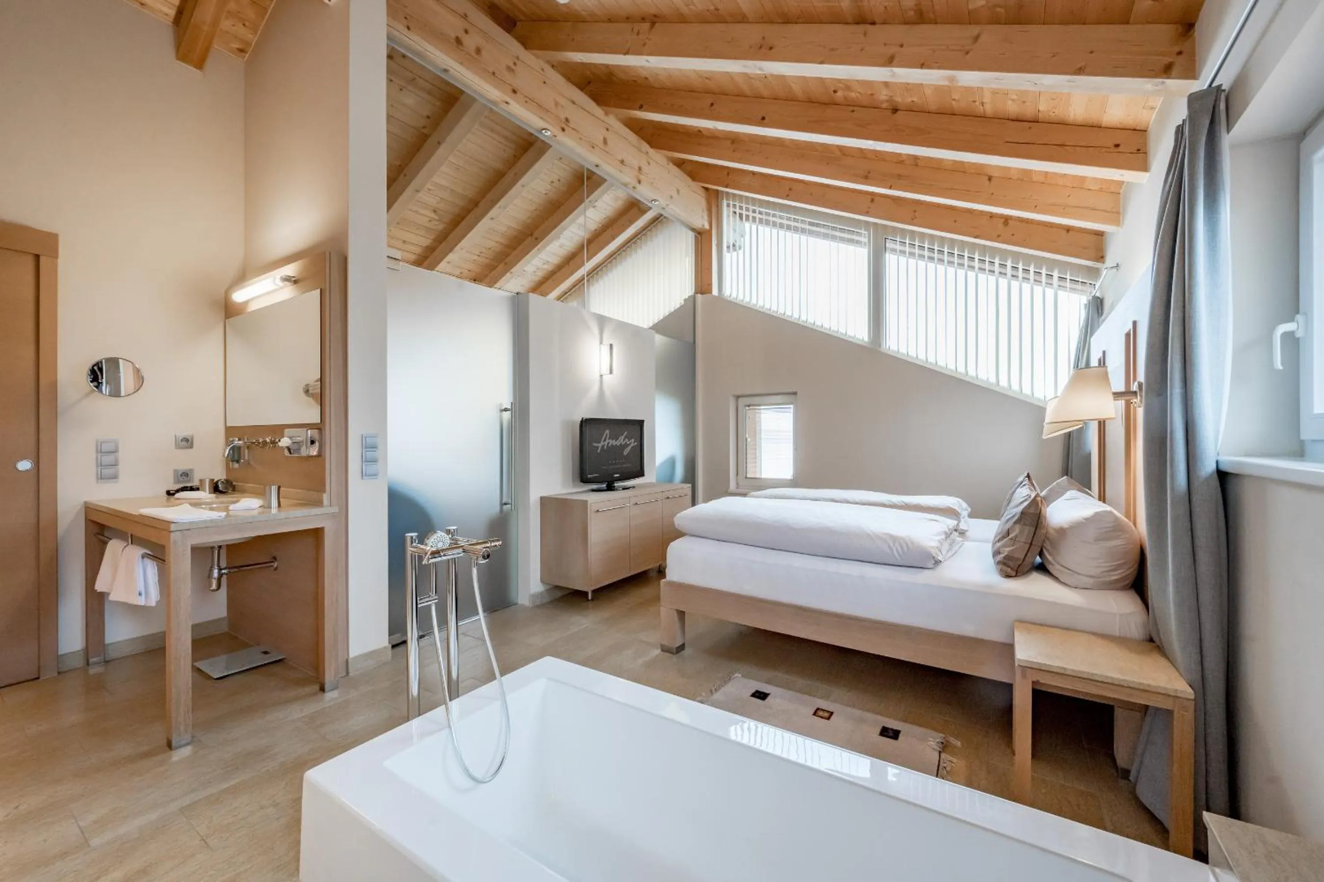 Photo of the whole room, Bed in Hotel Andy 4 Sterne Superior