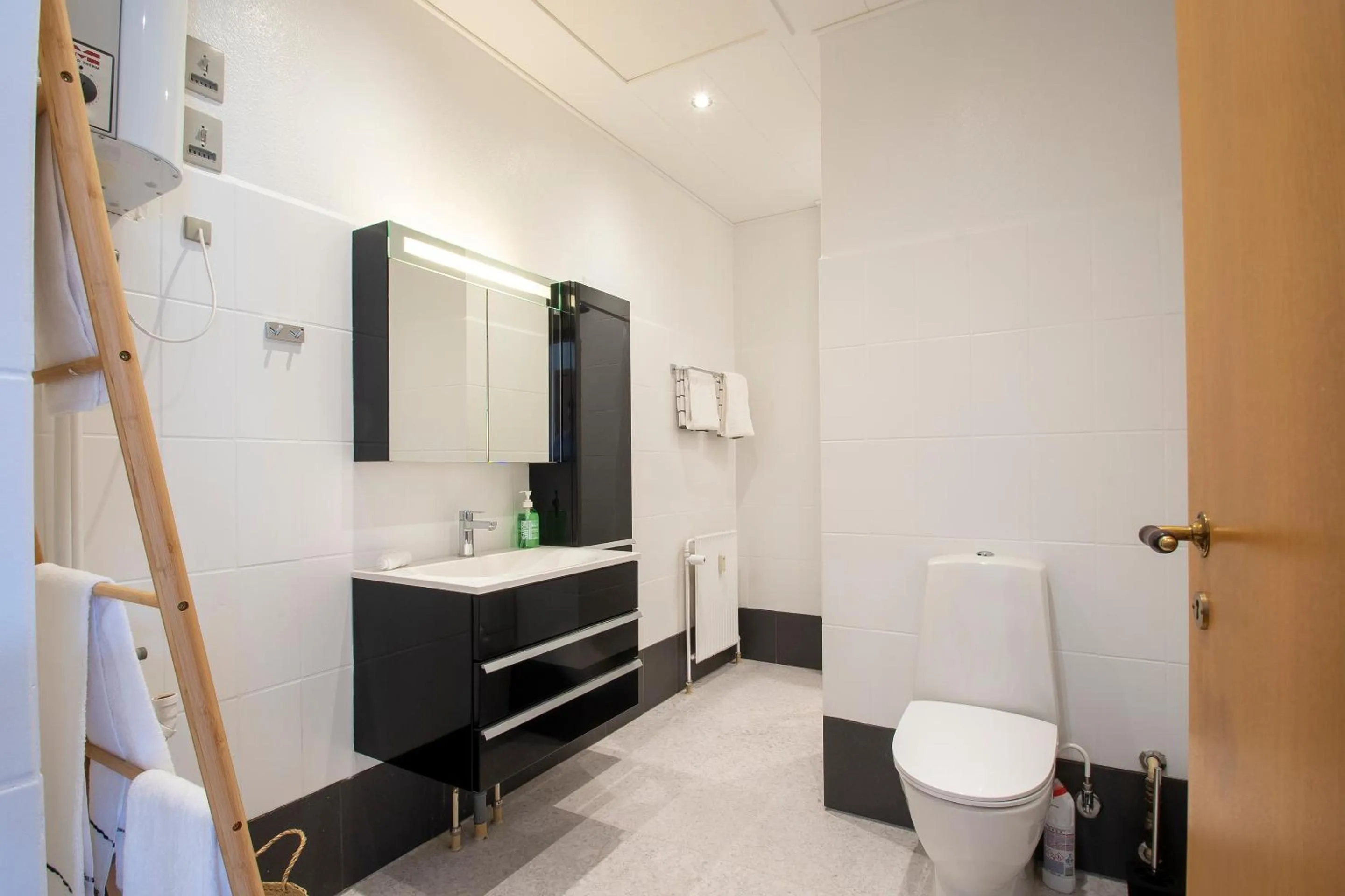 Toilet in Exclusive 2 Bedroom Apartment