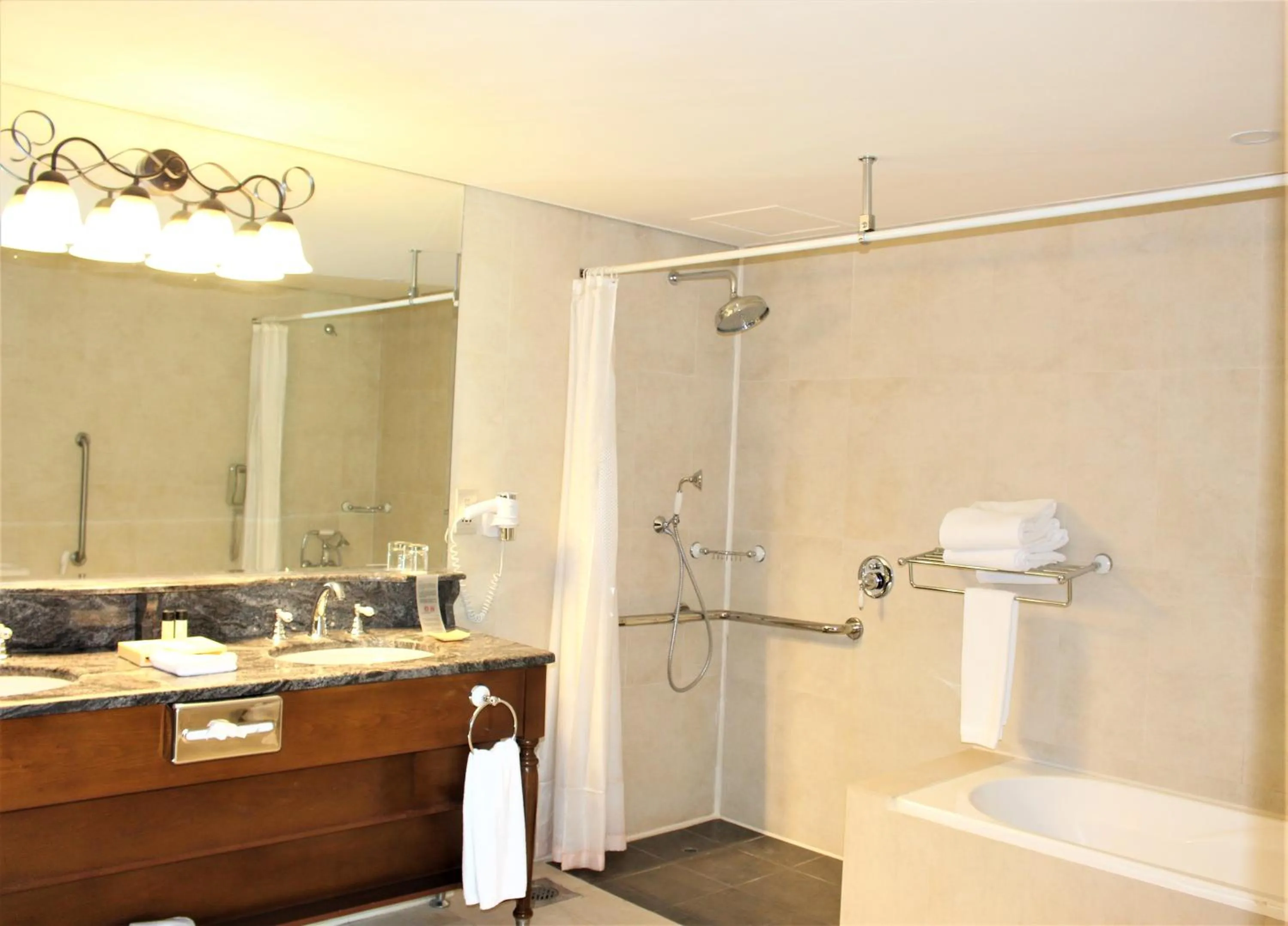 Shower in Mövenpick Hotel & Resort Al Bida'a