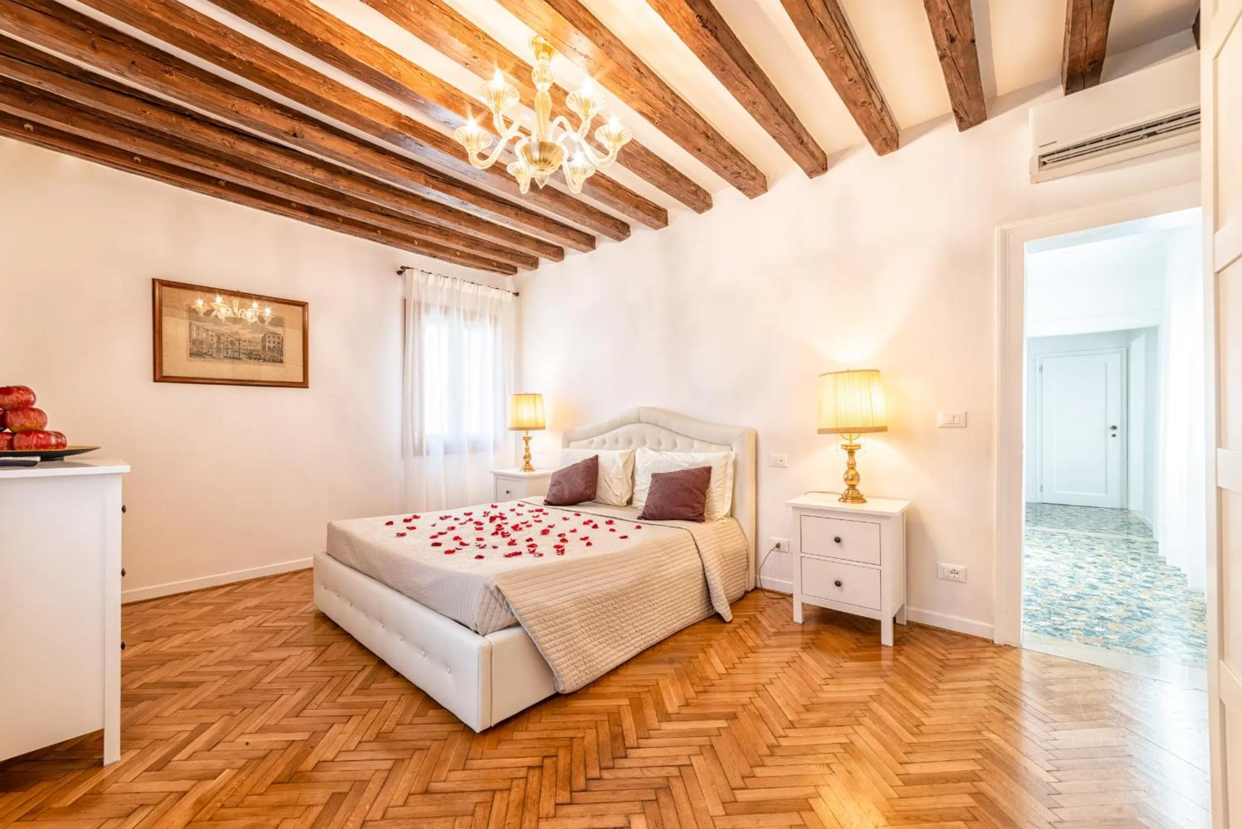 Bed in Casanova Fenice - Canal View