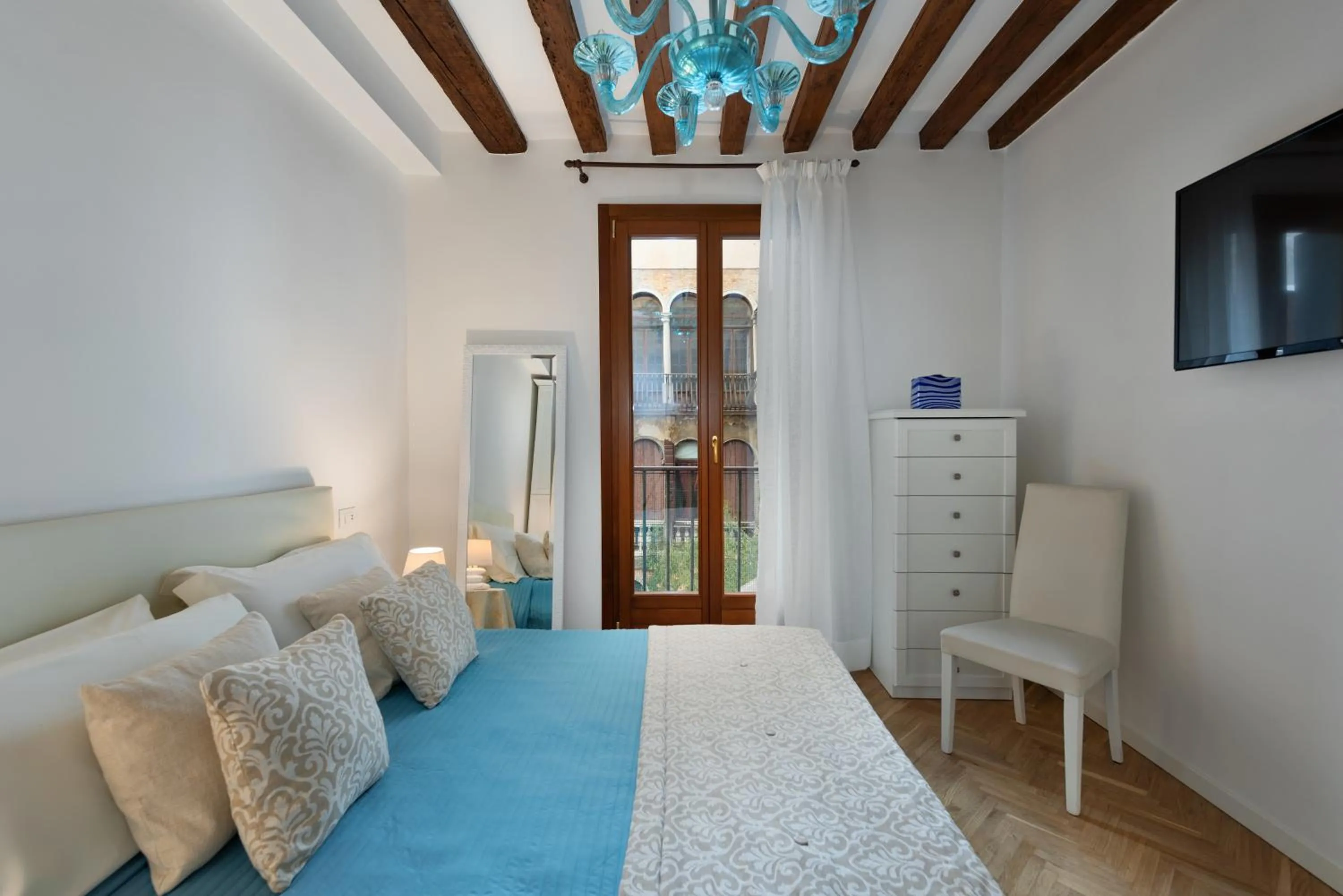 Bedroom, Bed in Casanova Fenice - Canal View