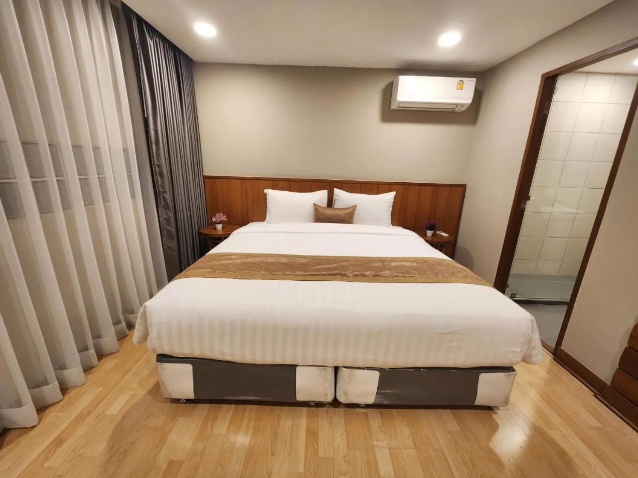 Bed in United Tower Thonglor by Aspira
