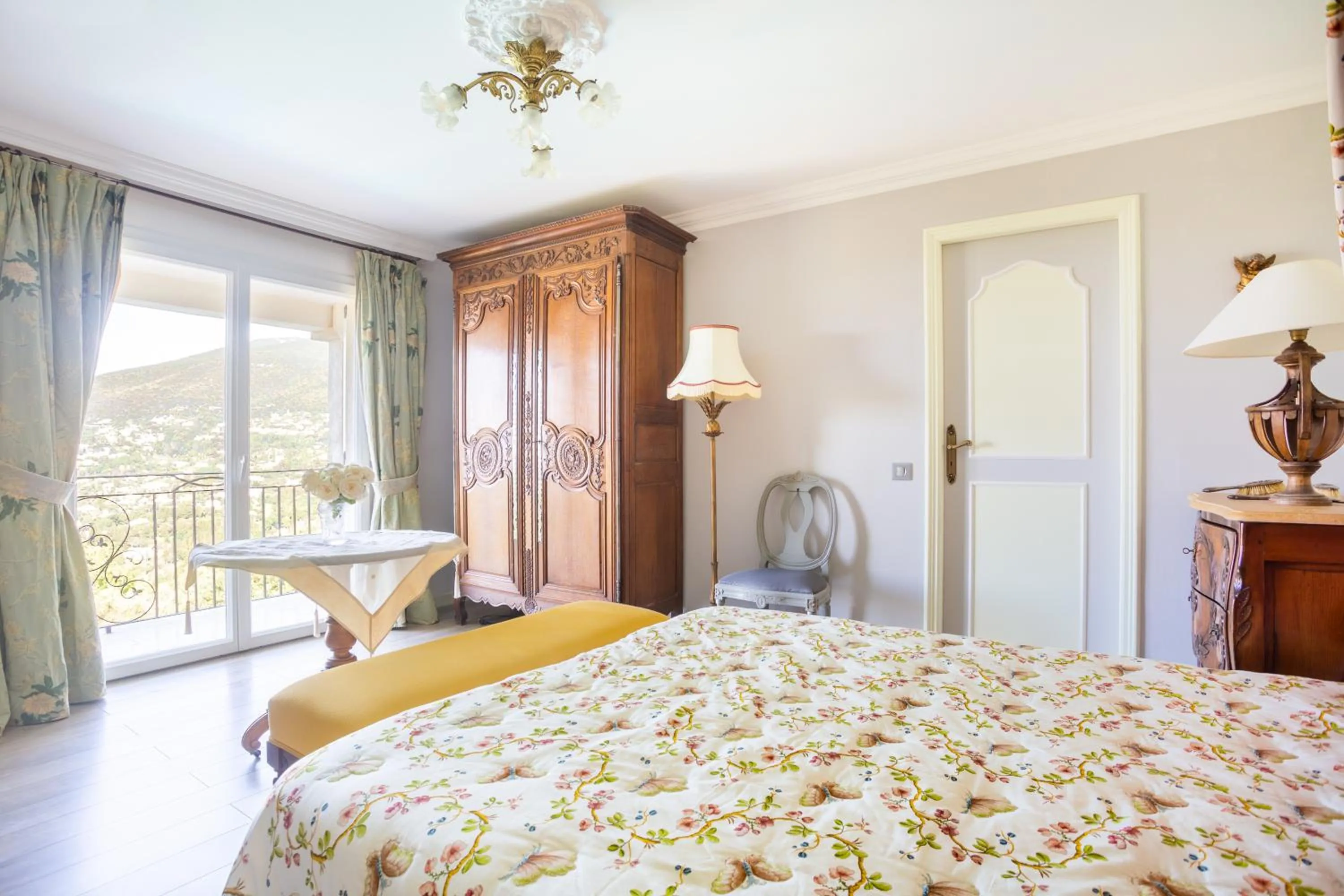 Photo of the whole room, Bed in Le Clos des Senteurs de Chateauneuf de Grasse