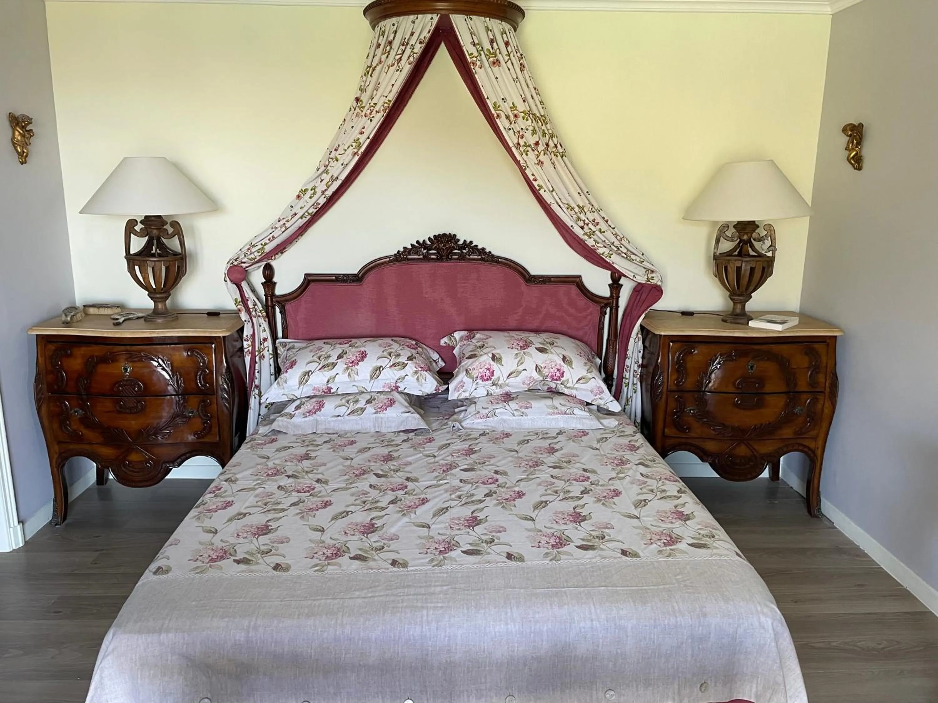 Bed in Le Clos des Senteurs de Chateauneuf de Grasse