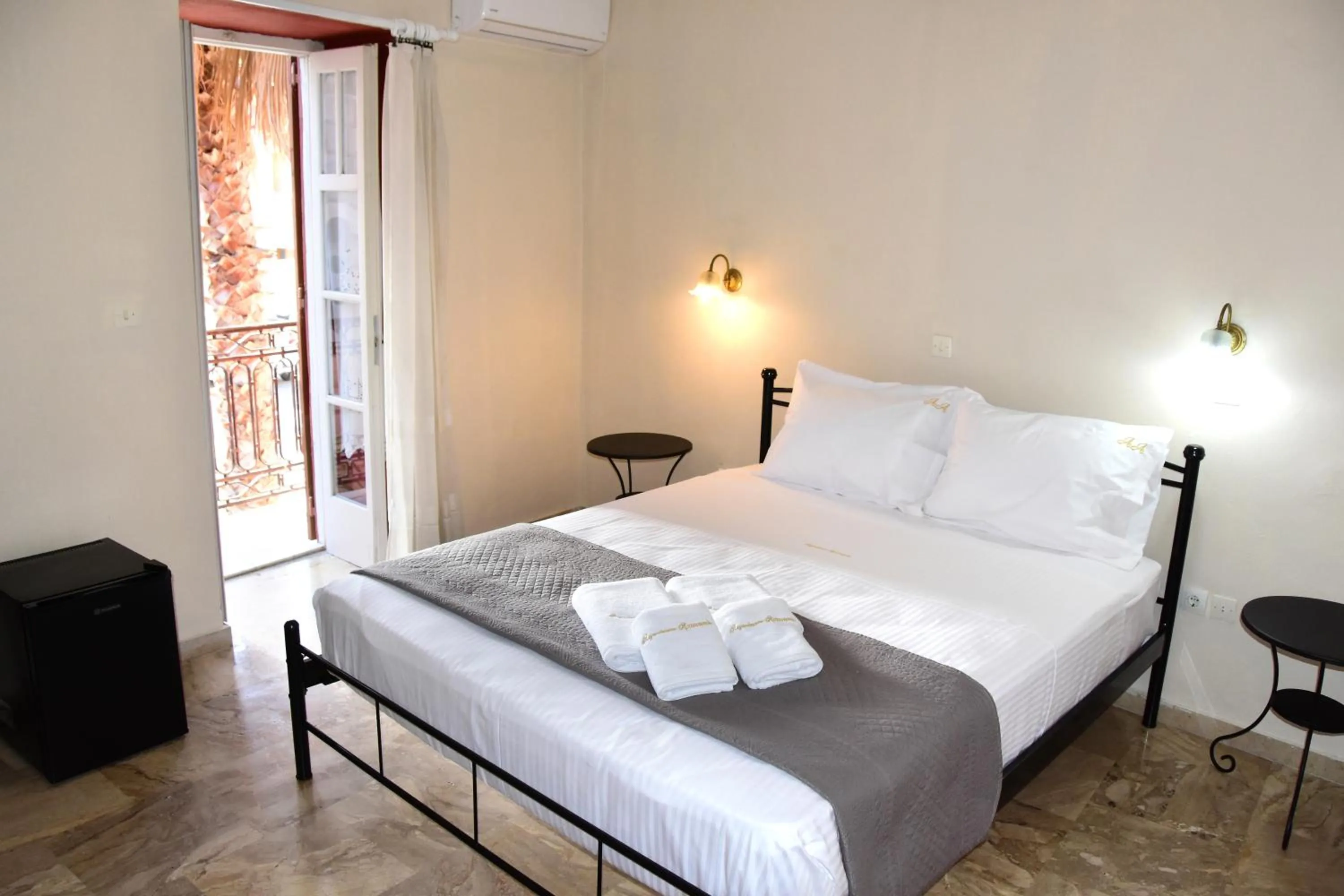 Bed in Aeginitikon Arhontikon Stylish Boutique Hotel