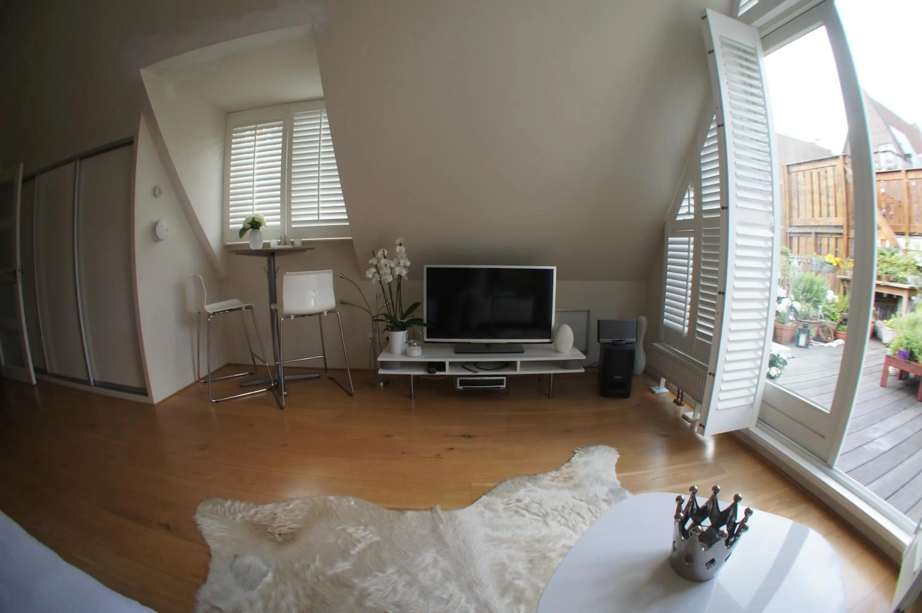 TV and multimedia in Prince On The Roof