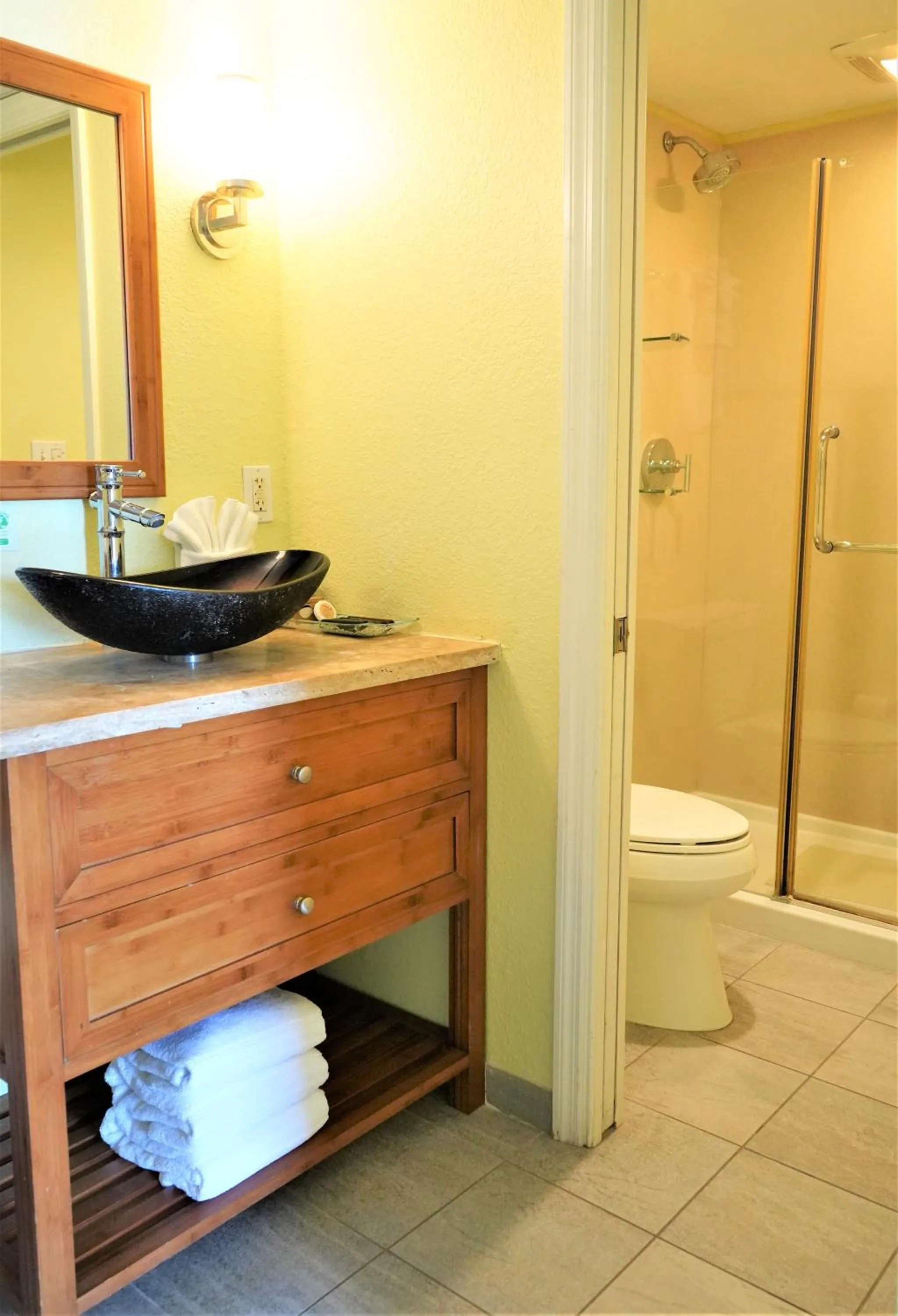 Shower in Glunz Ocean Beach Hotel and Resort