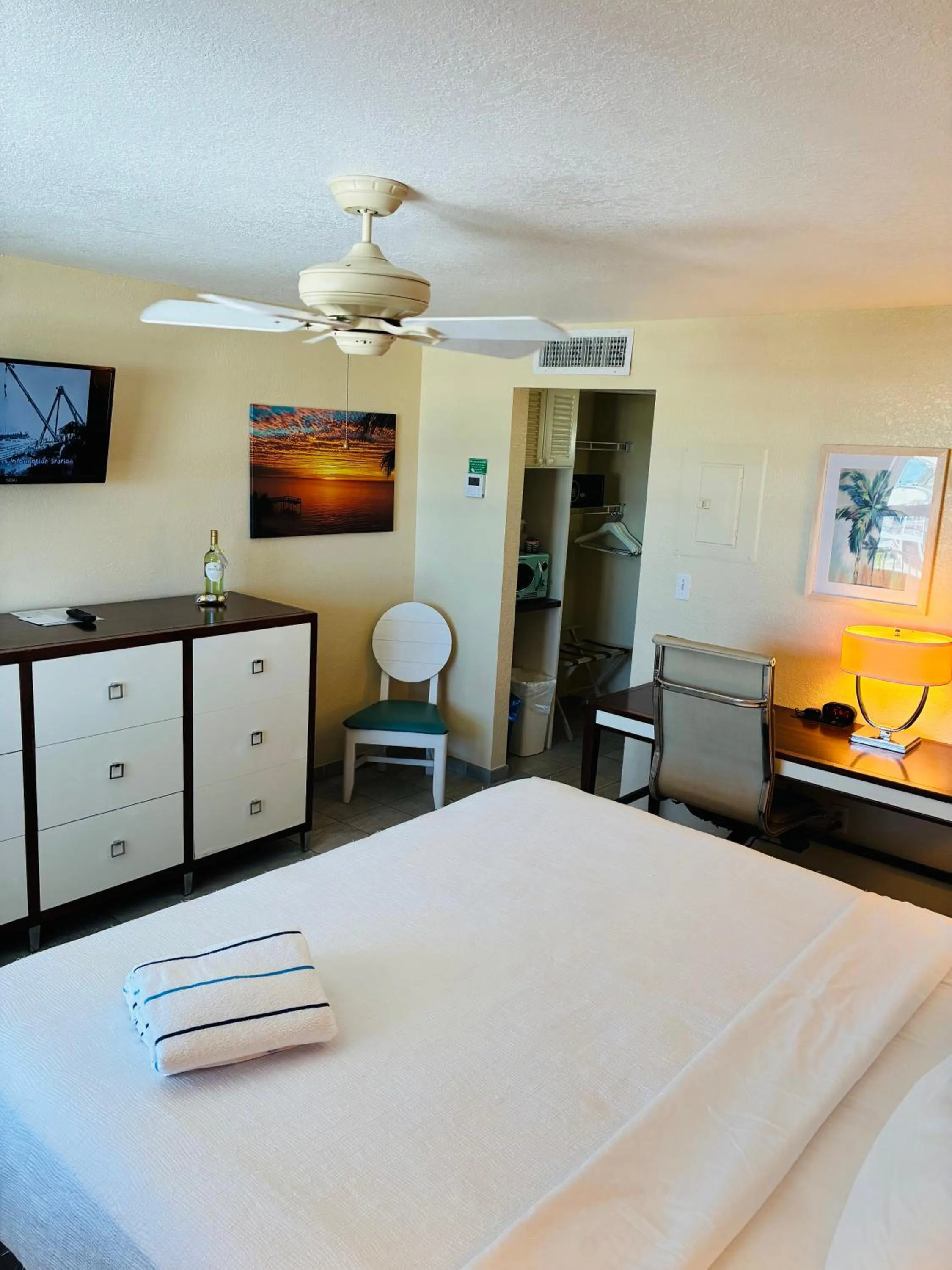 Bedroom, Bed in Glunz Ocean Beach Hotel and Resort