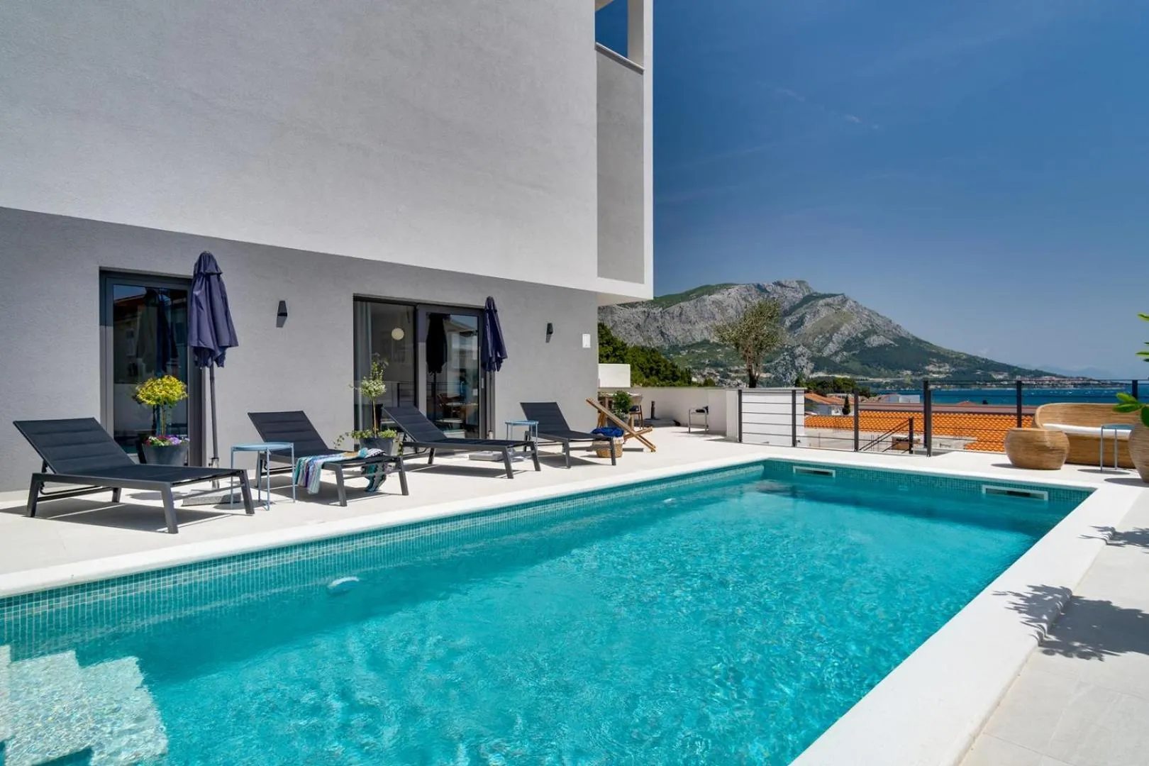Seaview villa Mila with 4 en-suite bedrooms, private pool, Finnish sauna, Treadmill, sandy beach 250m