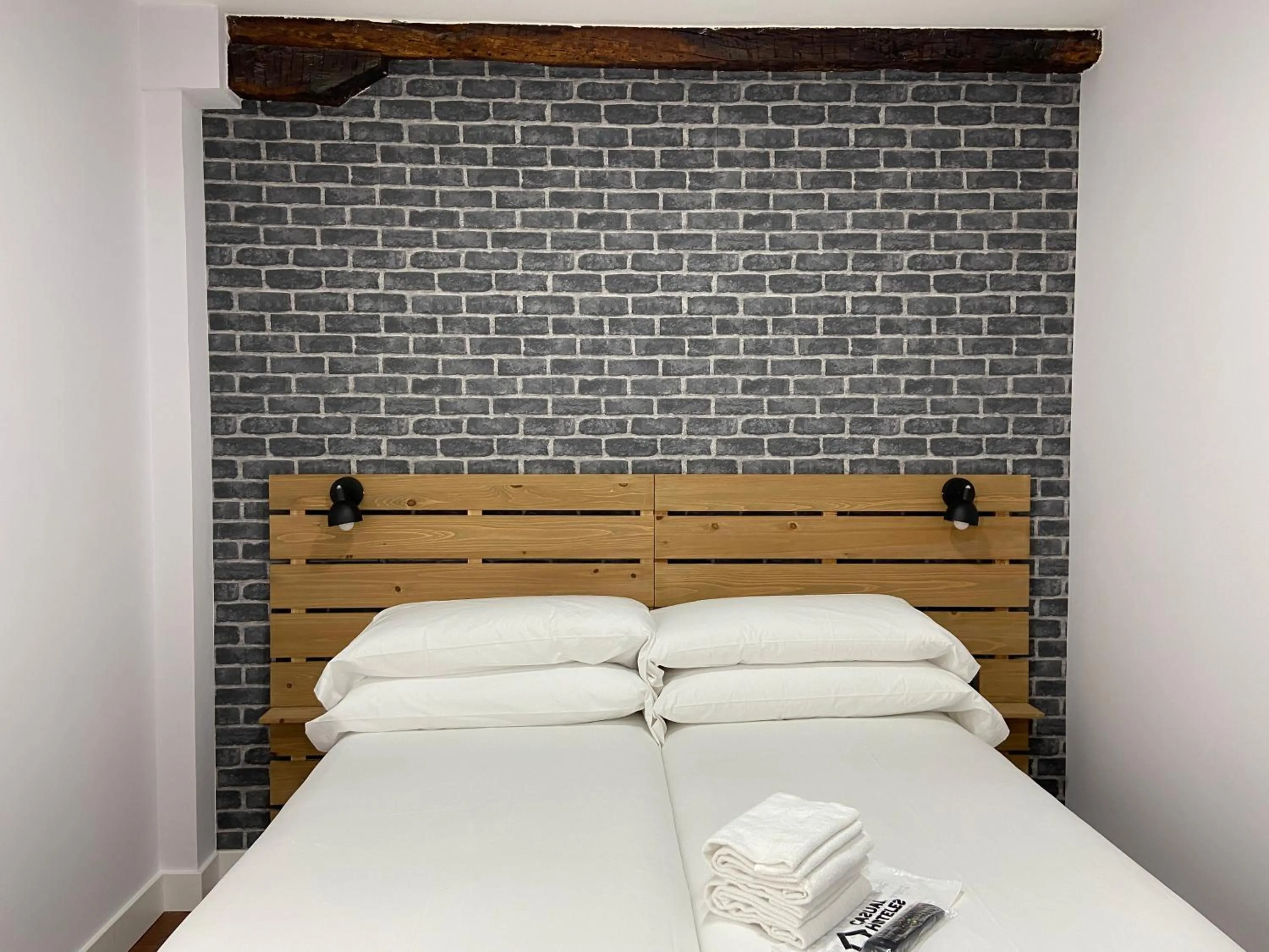 Photo of the whole room, Bed in Casual Mardones