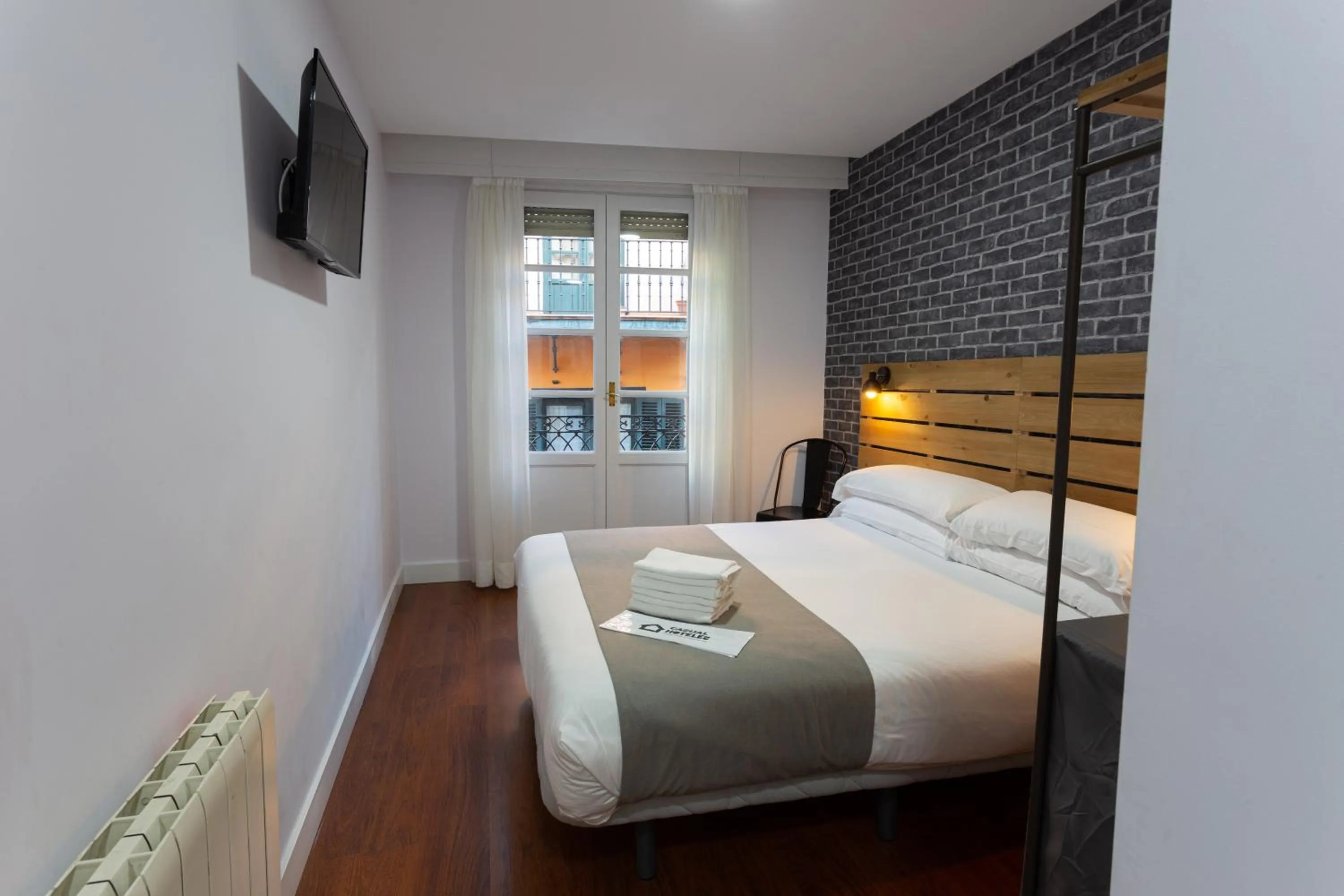 Photo of the whole room, Bed in Casual Mardones