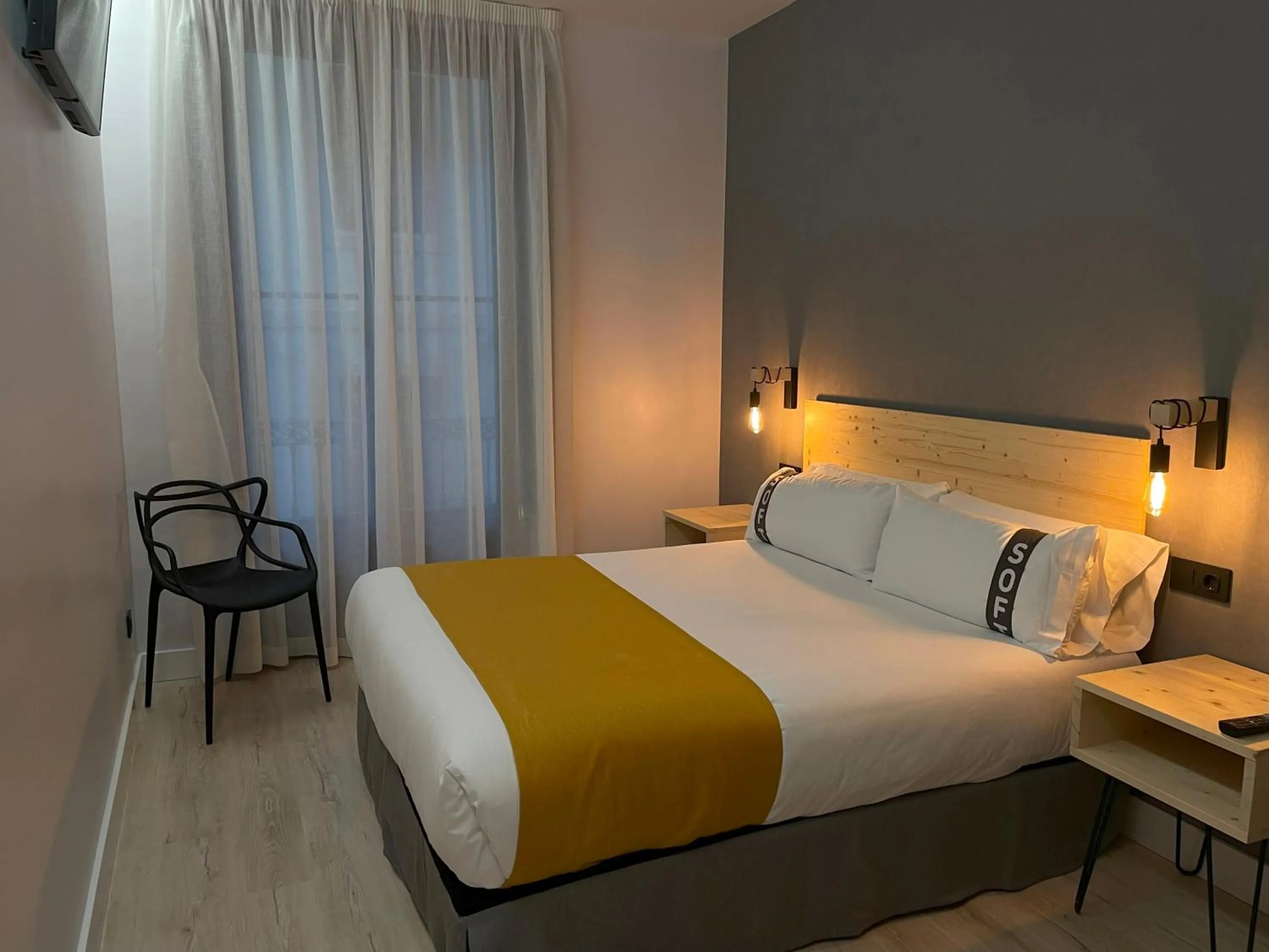 Photo of the whole room, Bed in Casual Fuentes