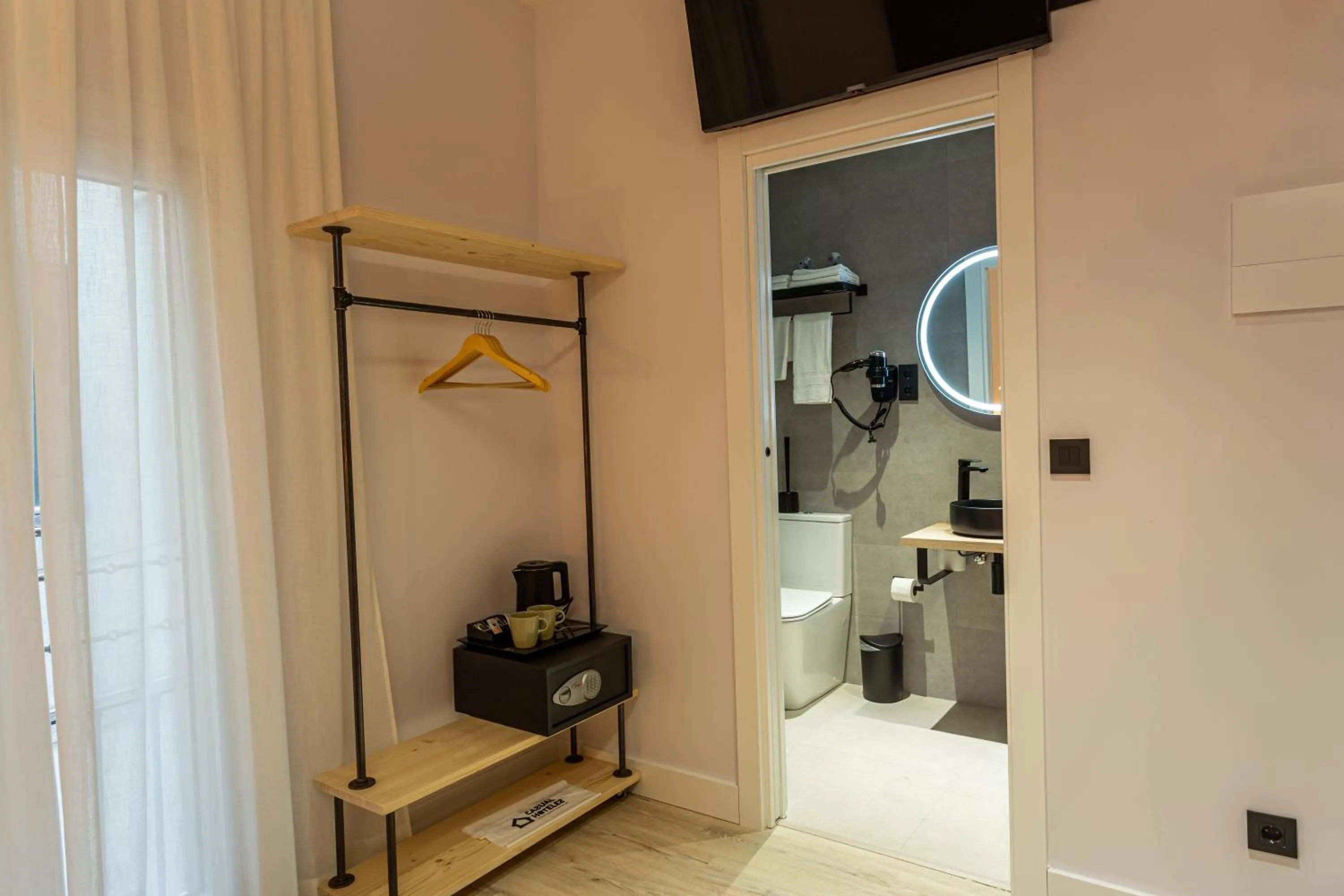 Photo of the whole room in Casual Fuentes