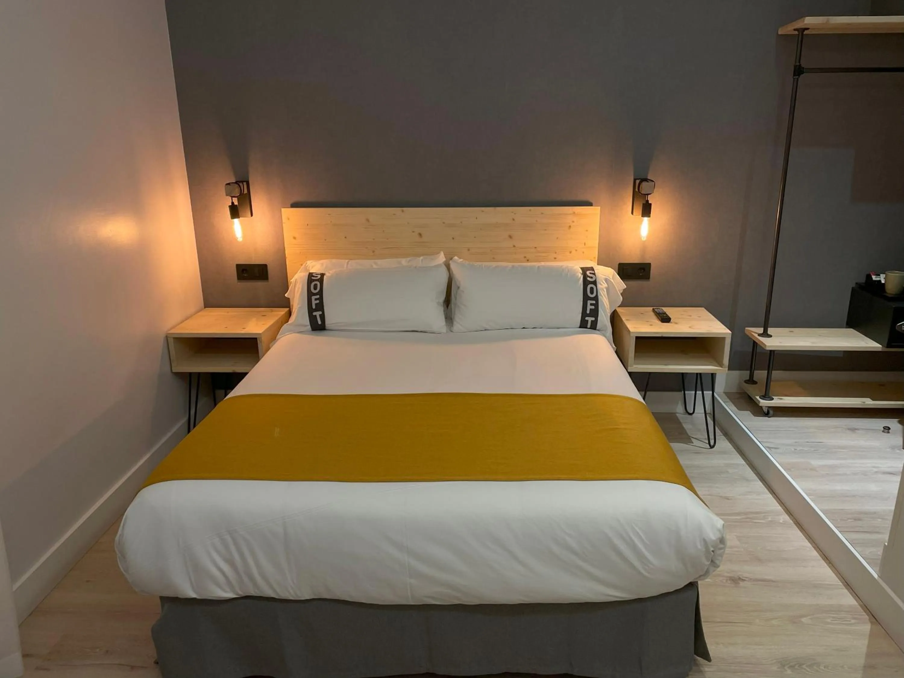 Photo of the whole room, Bed in Casual Fuentes