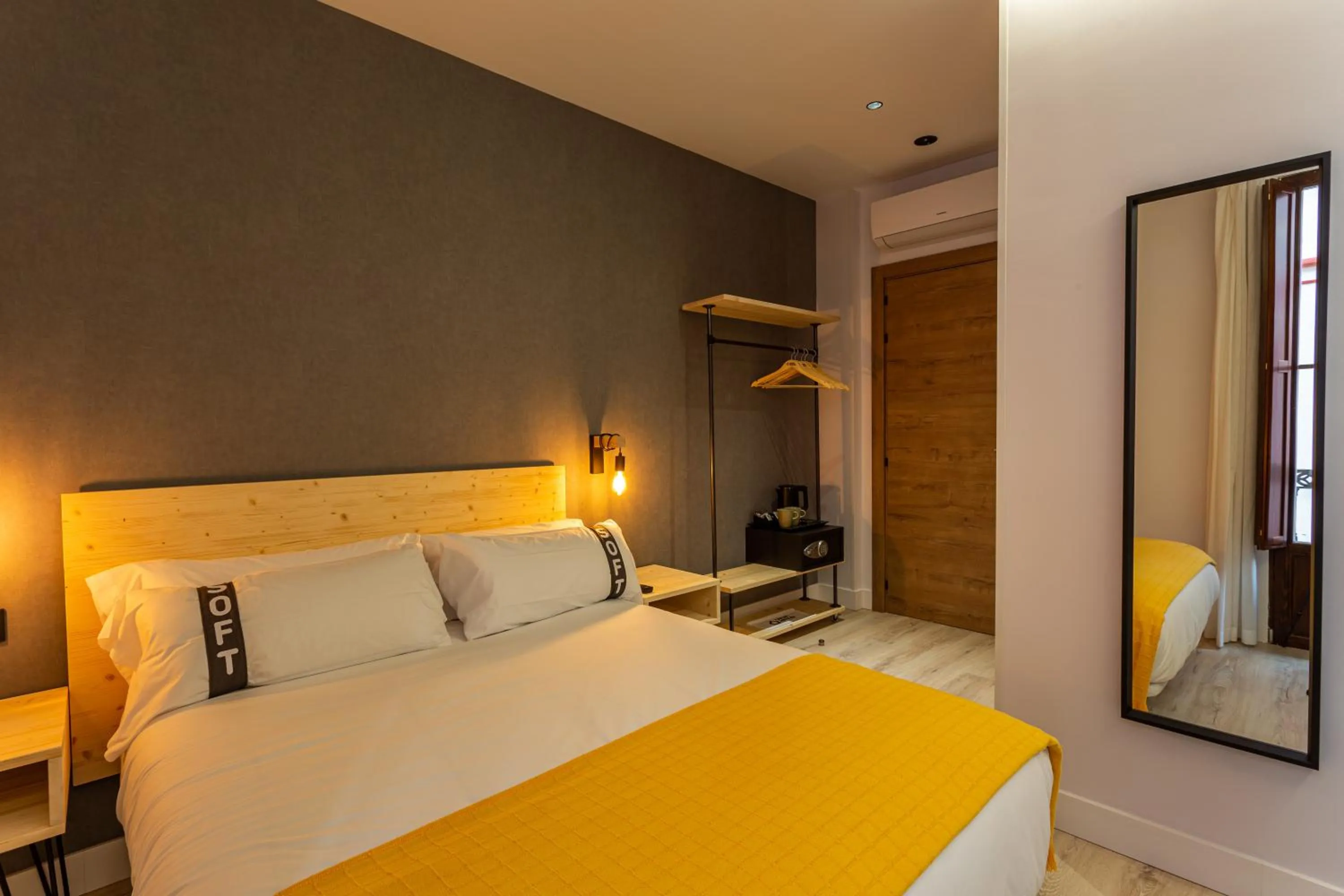 Photo of the whole room, Bed in Casual Fuentes