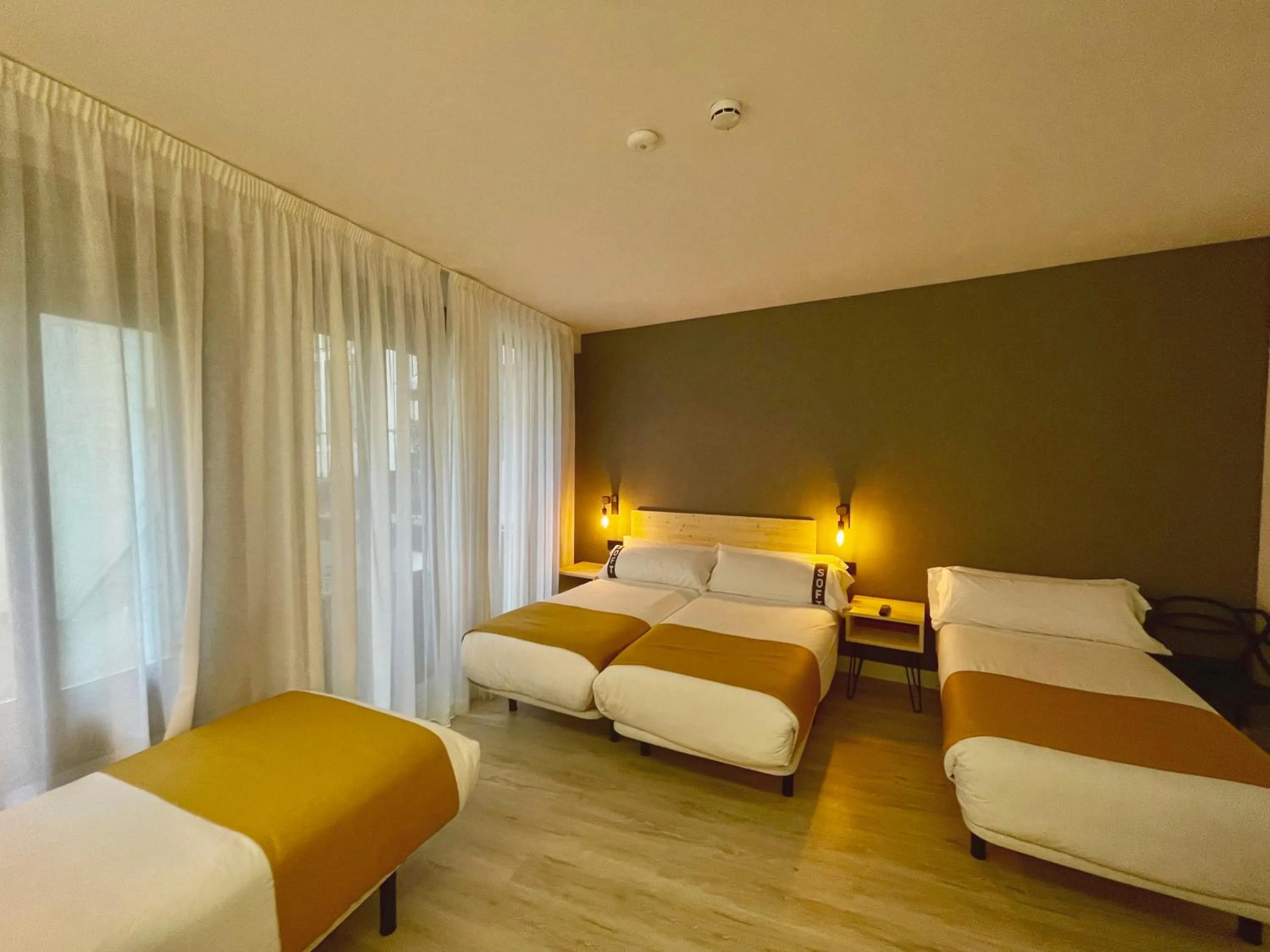 Photo of the whole room, Bed in Casual Fuentes