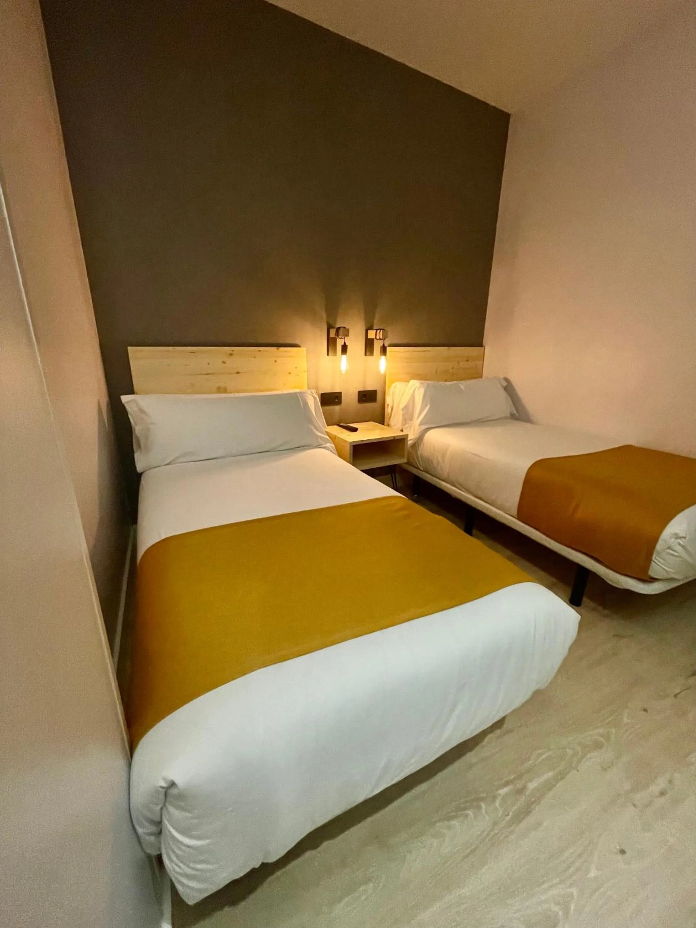 Photo of the whole room, Bed in Casual Fuentes