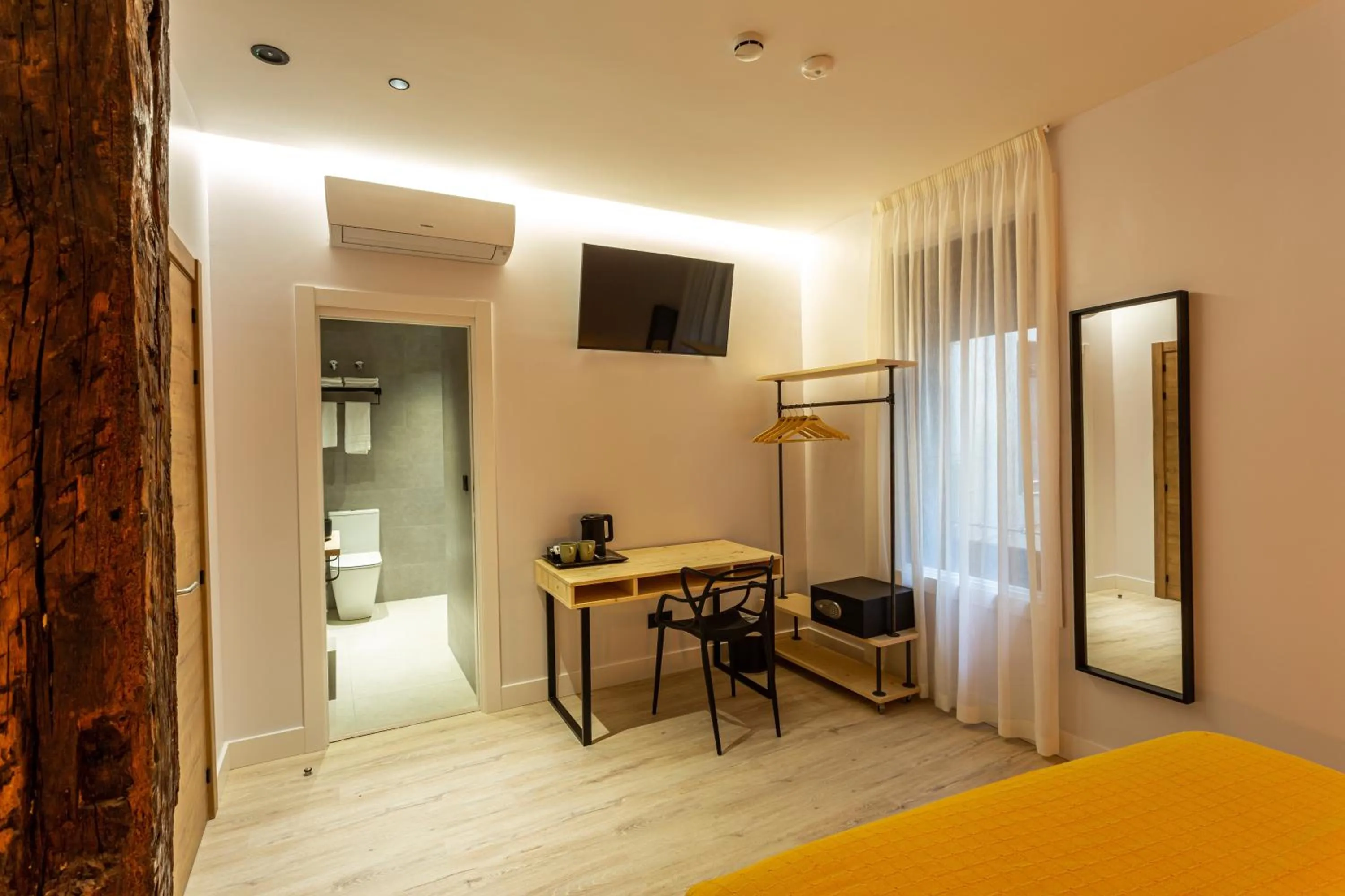 Photo of the whole room in Casual Fuentes