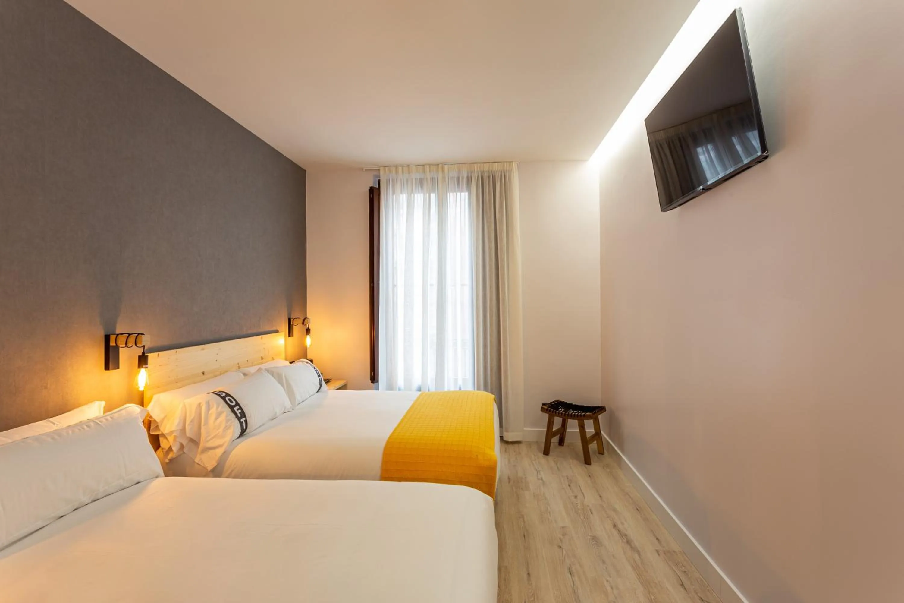 Photo of the whole room, Bed in Casual Fuentes