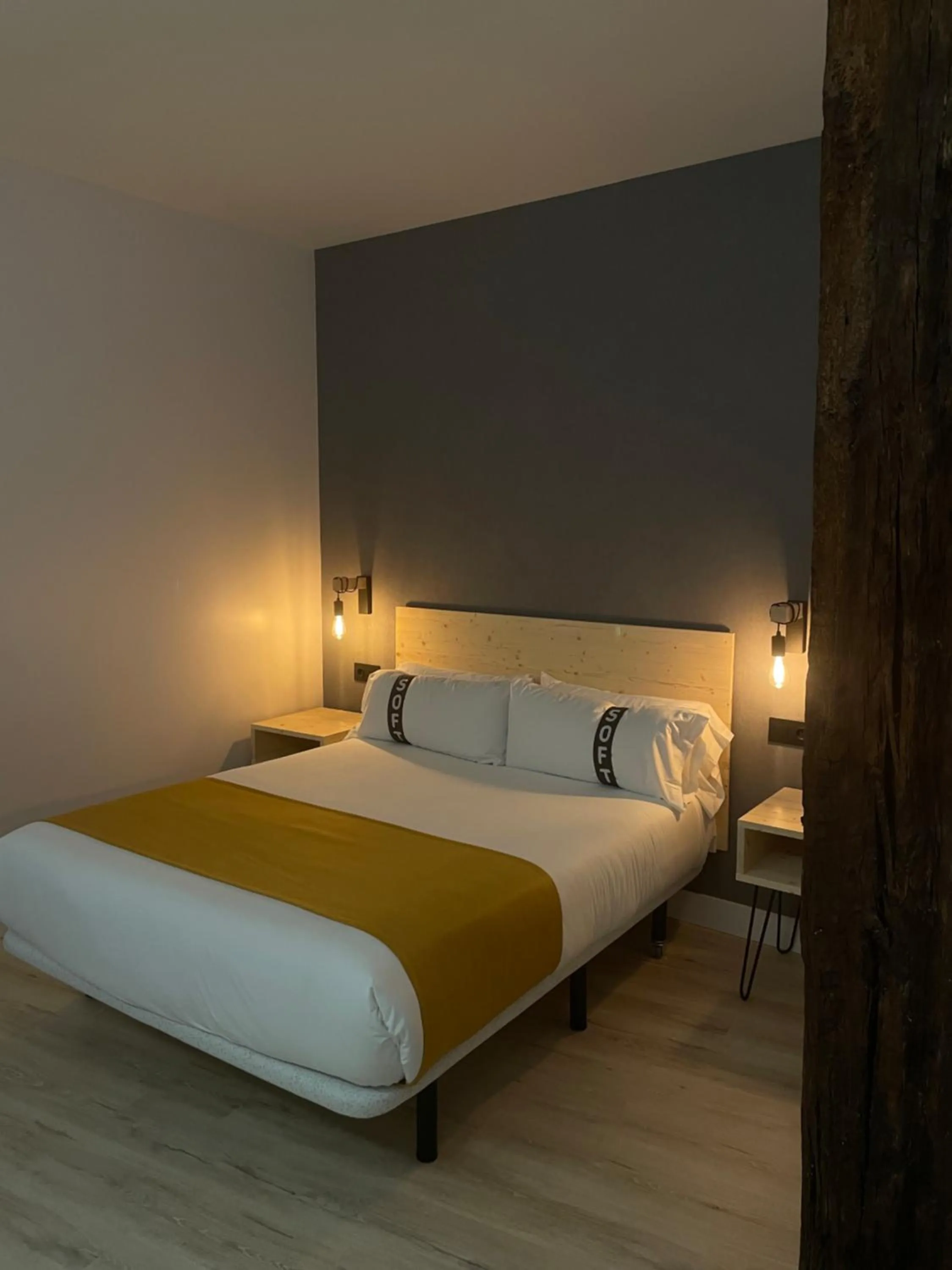 Photo of the whole room, Bed in Casual Fuentes