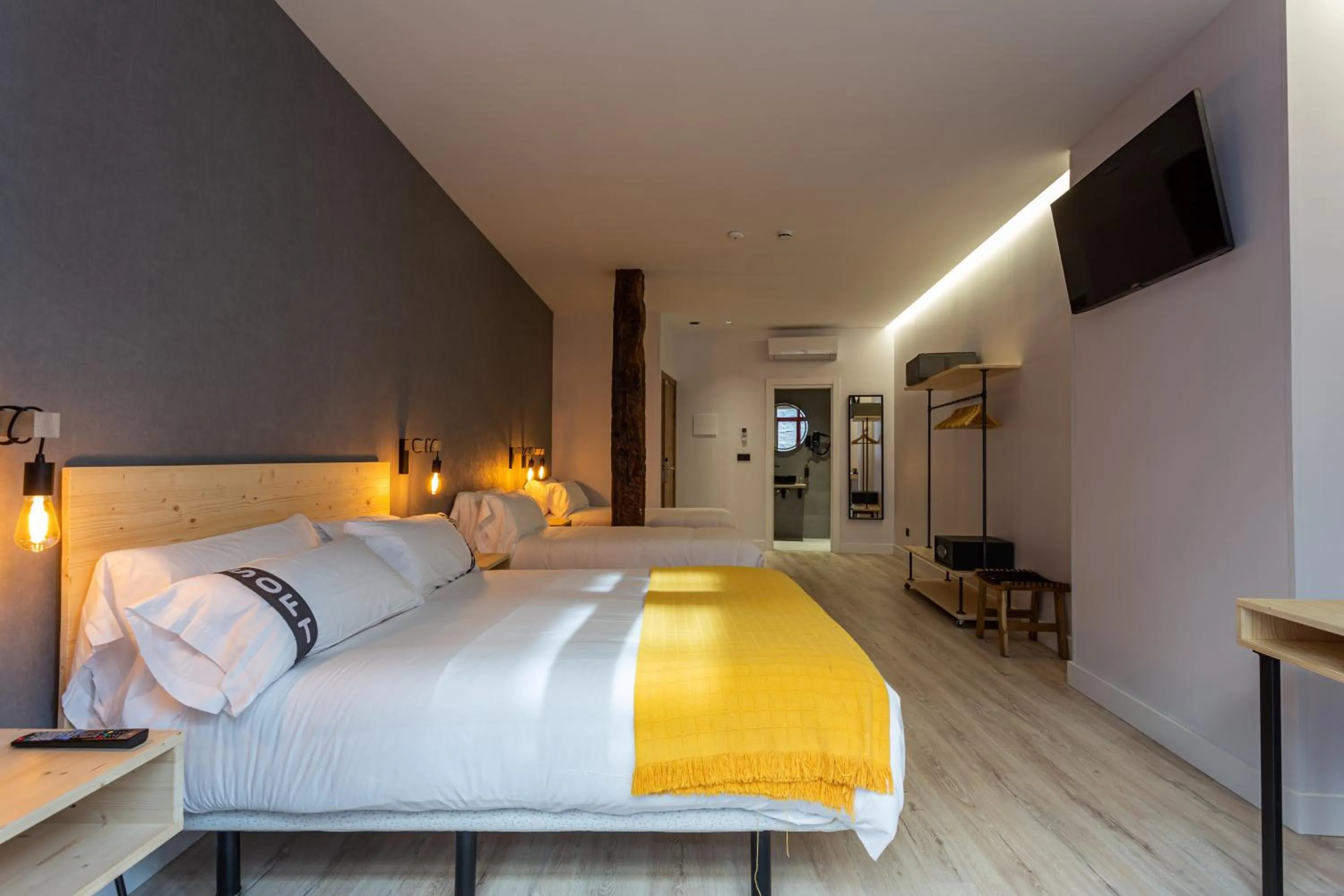 Photo of the whole room, Bed in Casual Fuentes