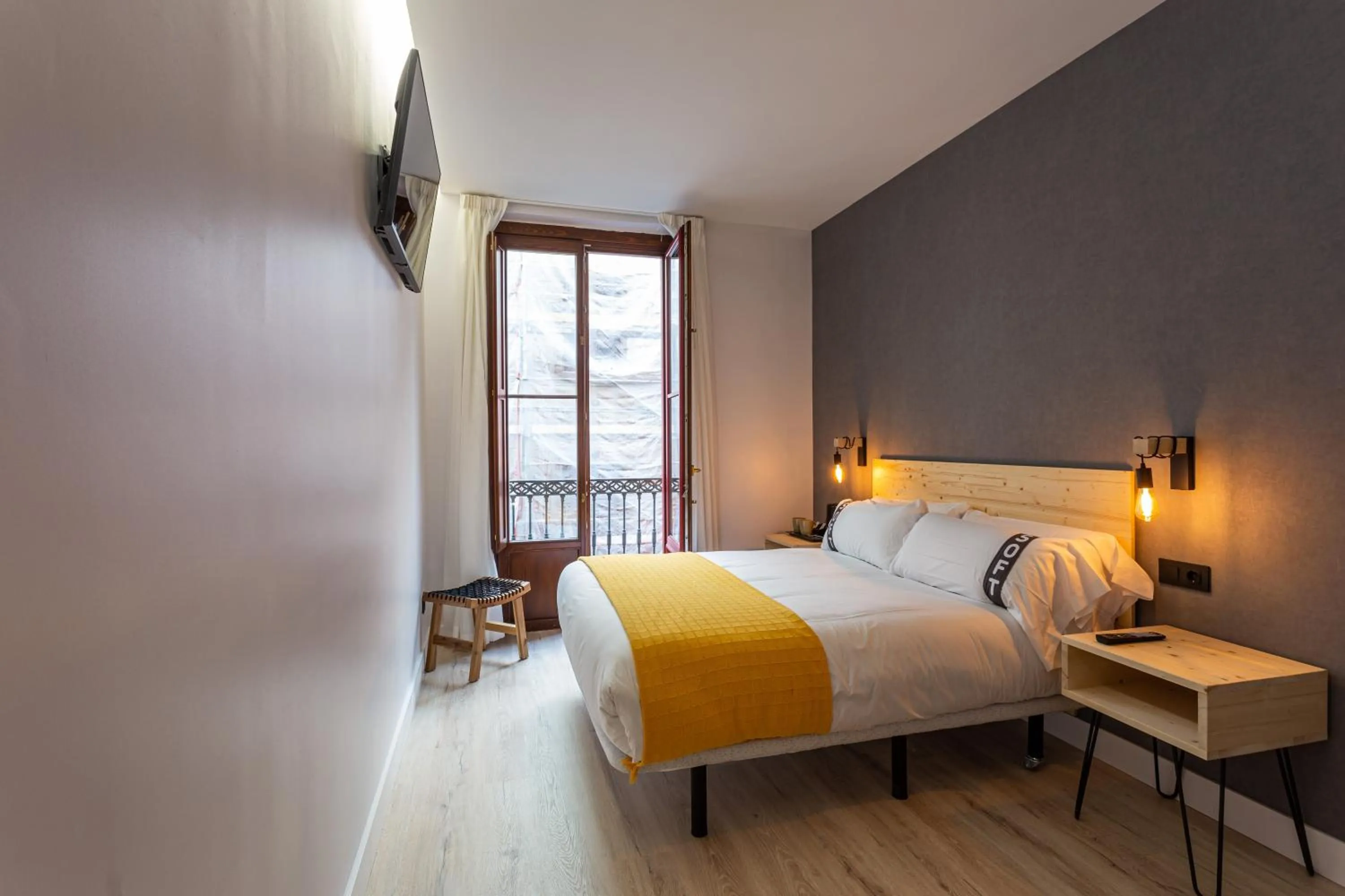 Photo of the whole room, Bed in Casual Fuentes