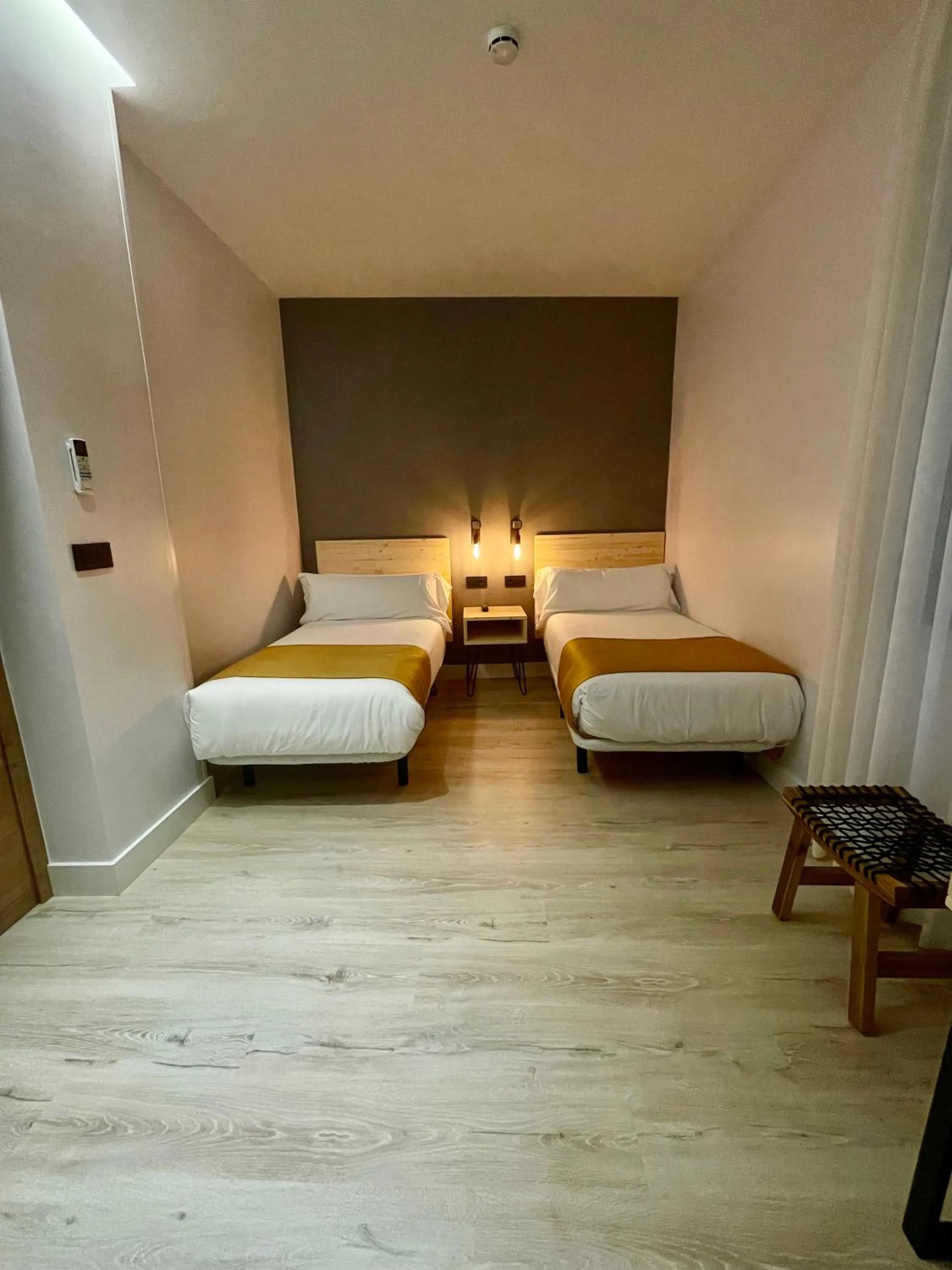 Photo of the whole room, Bed in Casual Fuentes