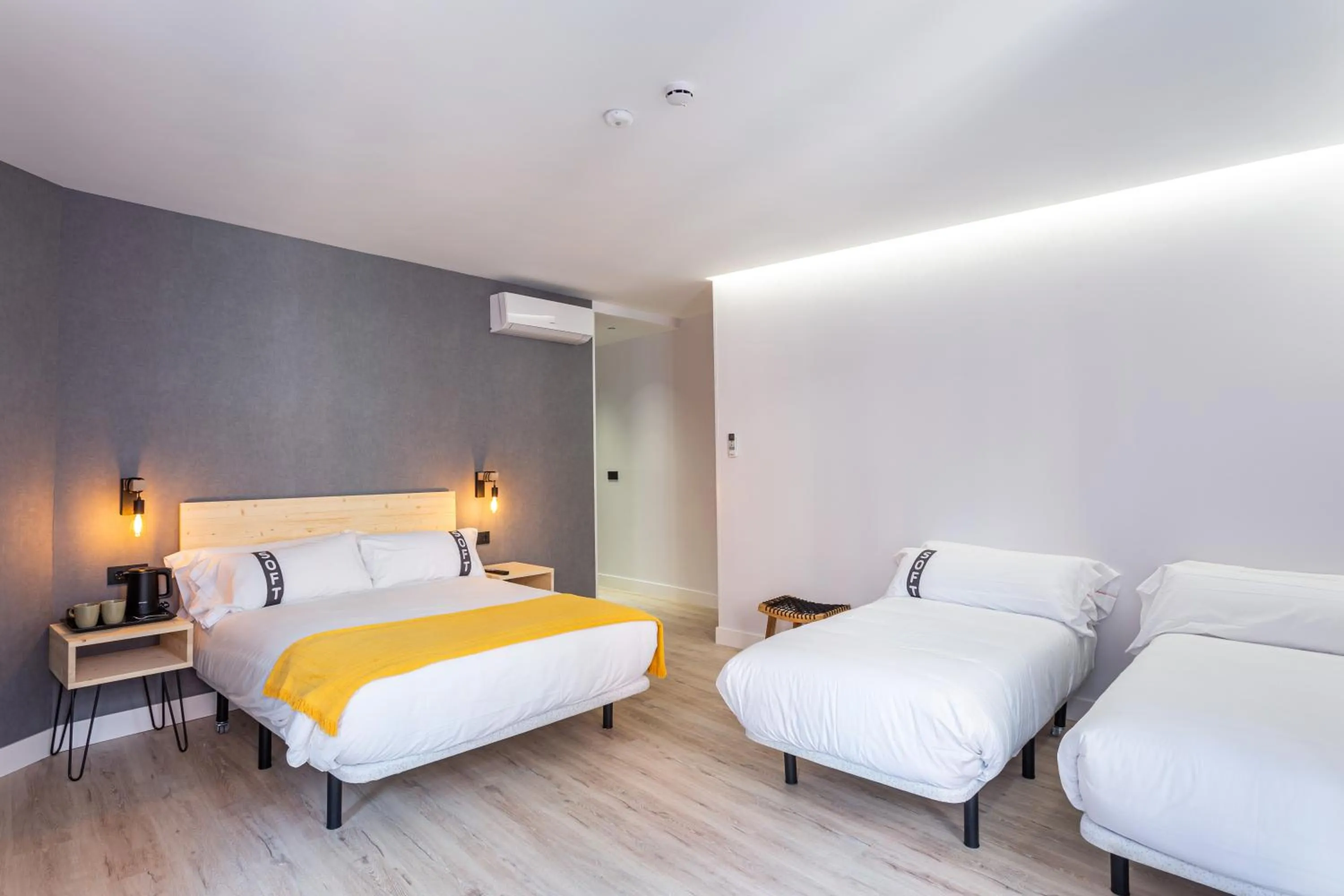 Photo of the whole room, Bed in Casual Fuentes