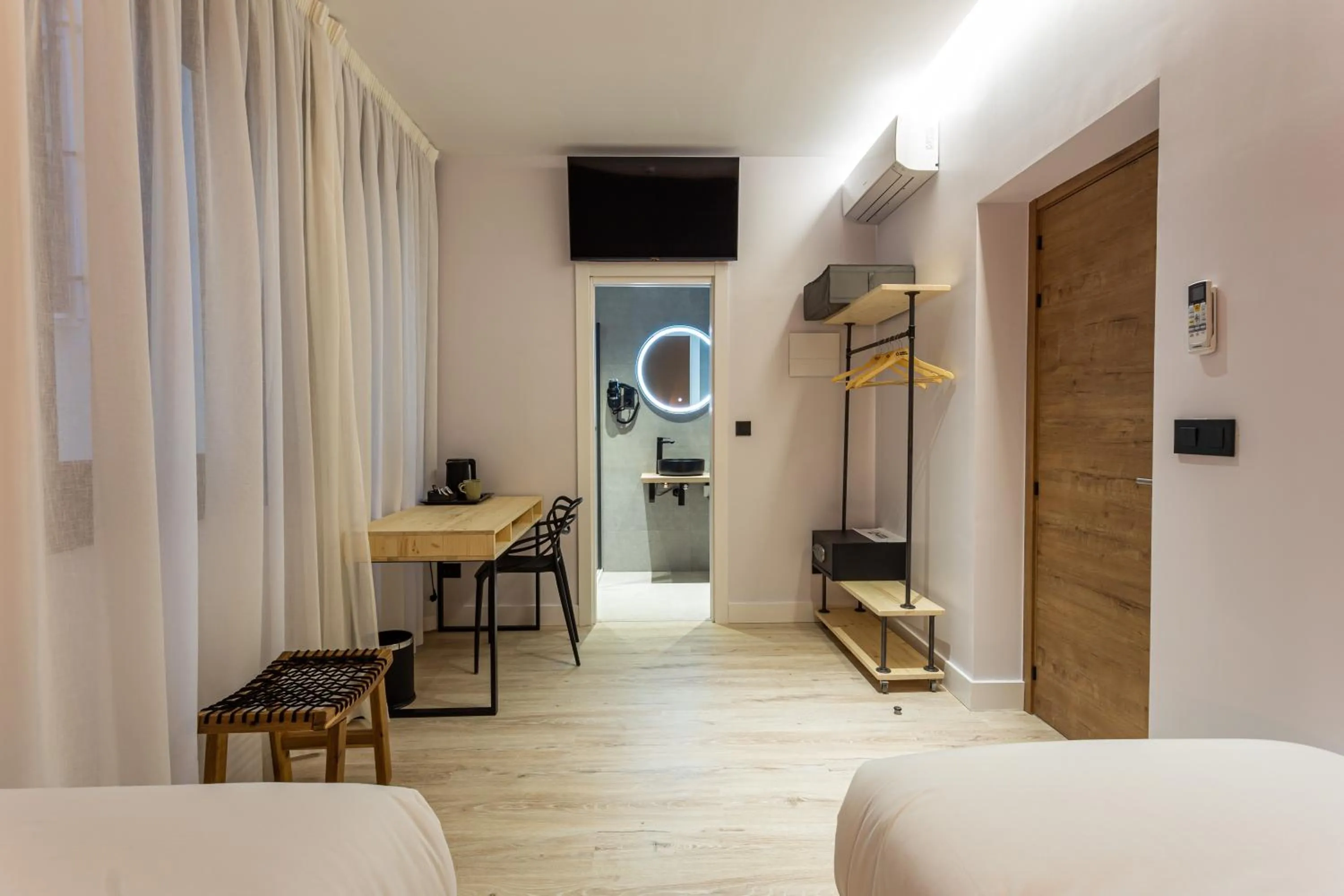 Photo of the whole room, Bed in Casual Fuentes