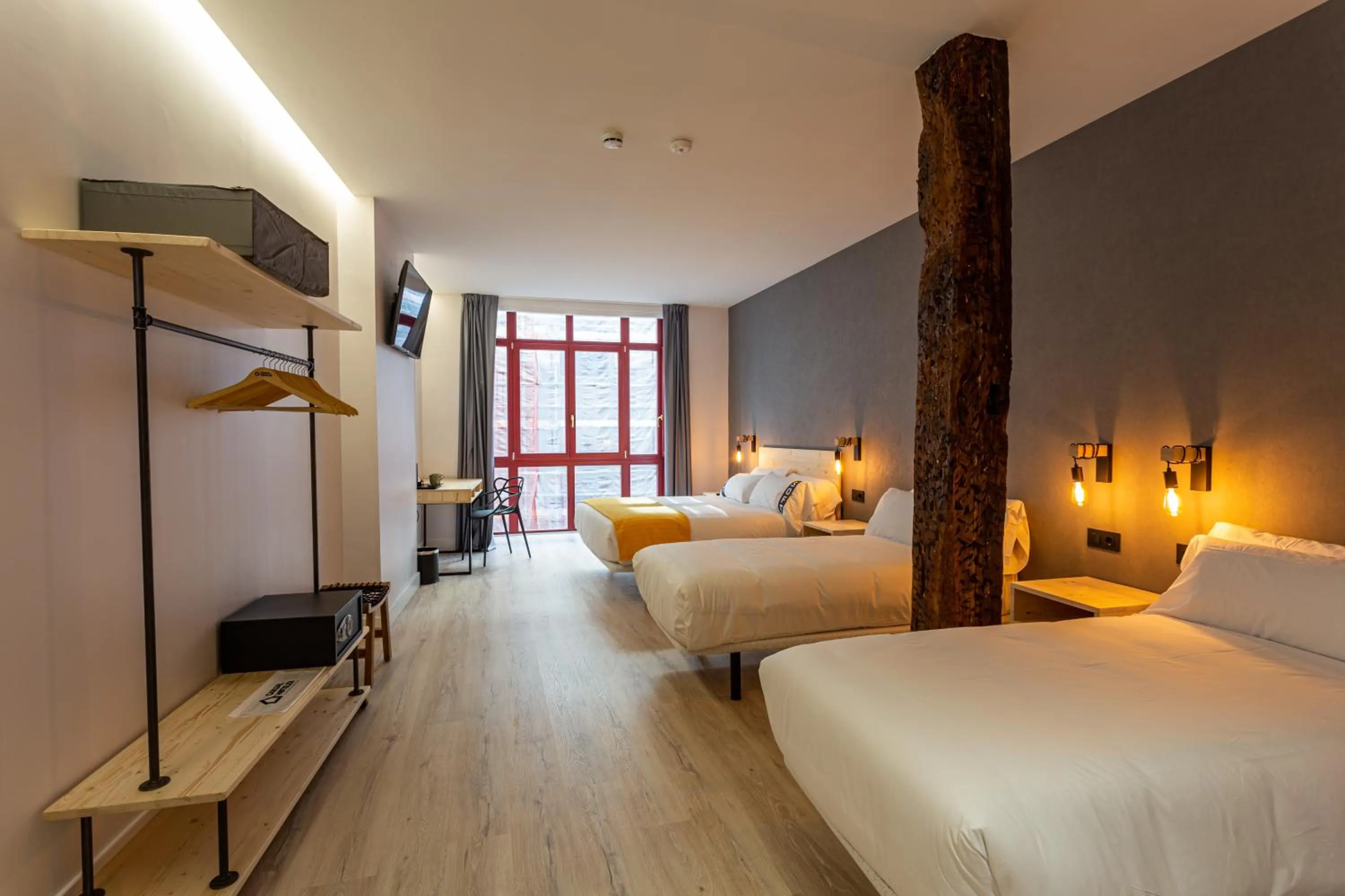 Photo of the whole room, Bed in Casual Fuentes