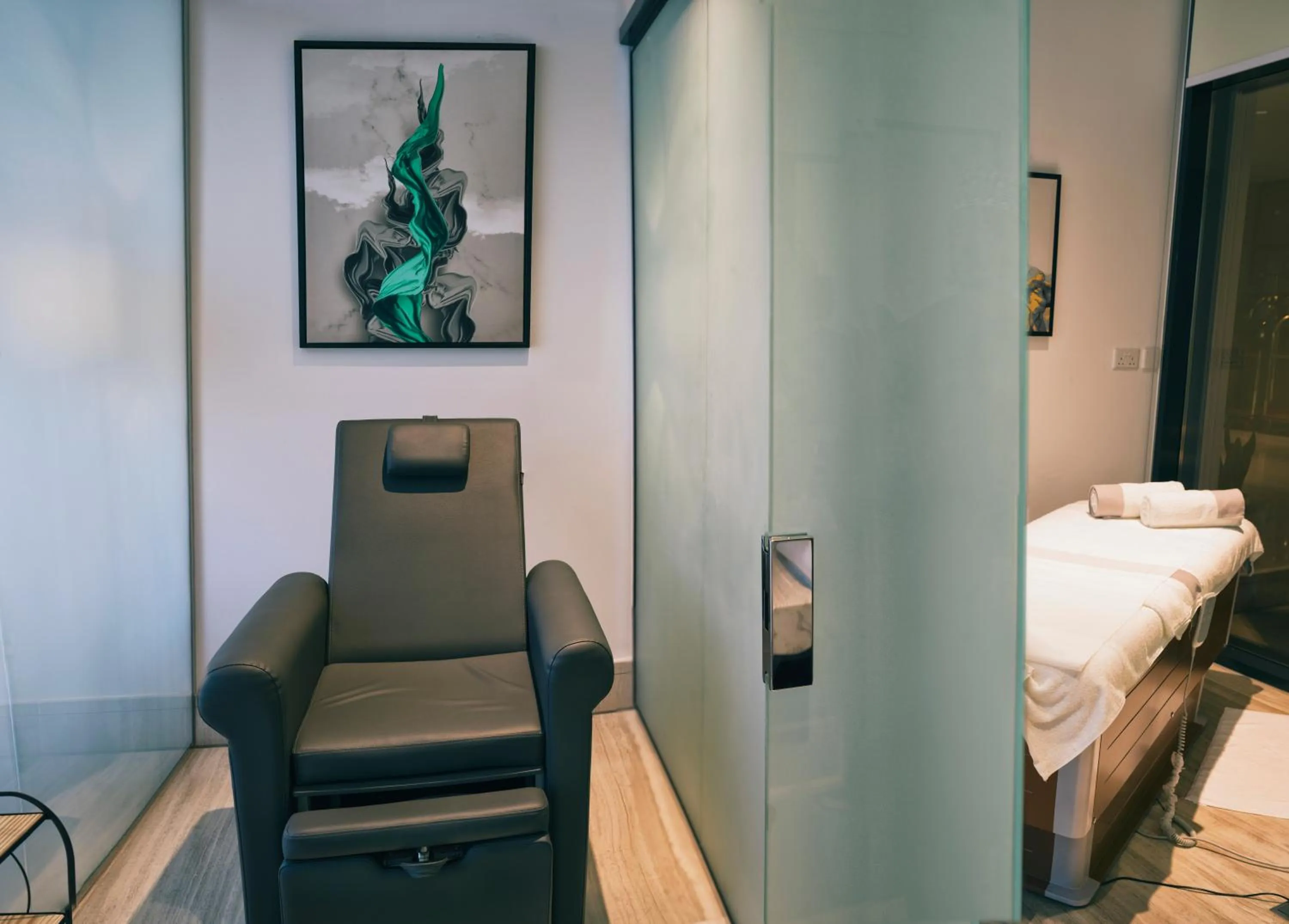 Massage, Bed in Boulevard Oman Hotel