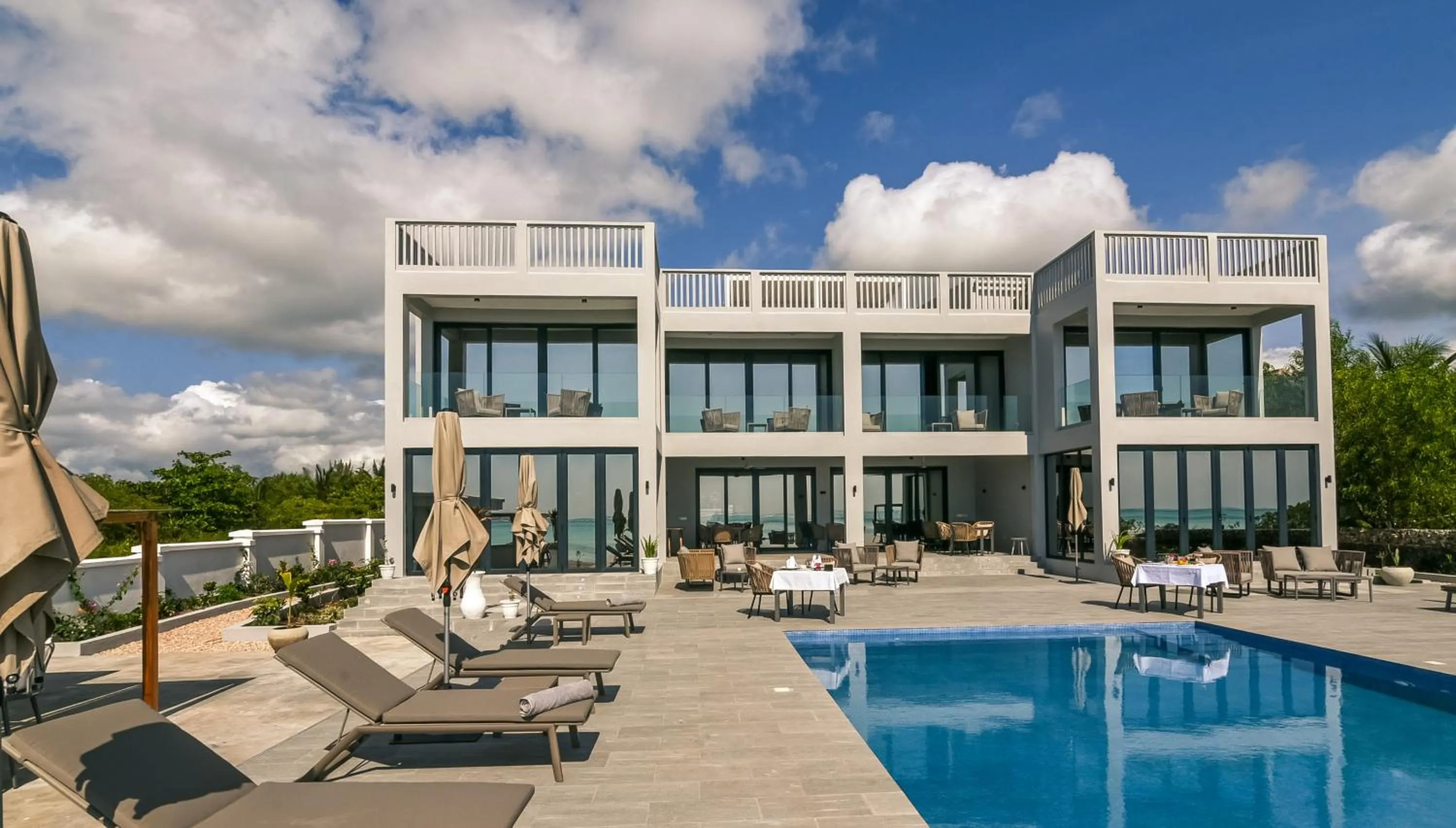 Pool view in Villa Bluu